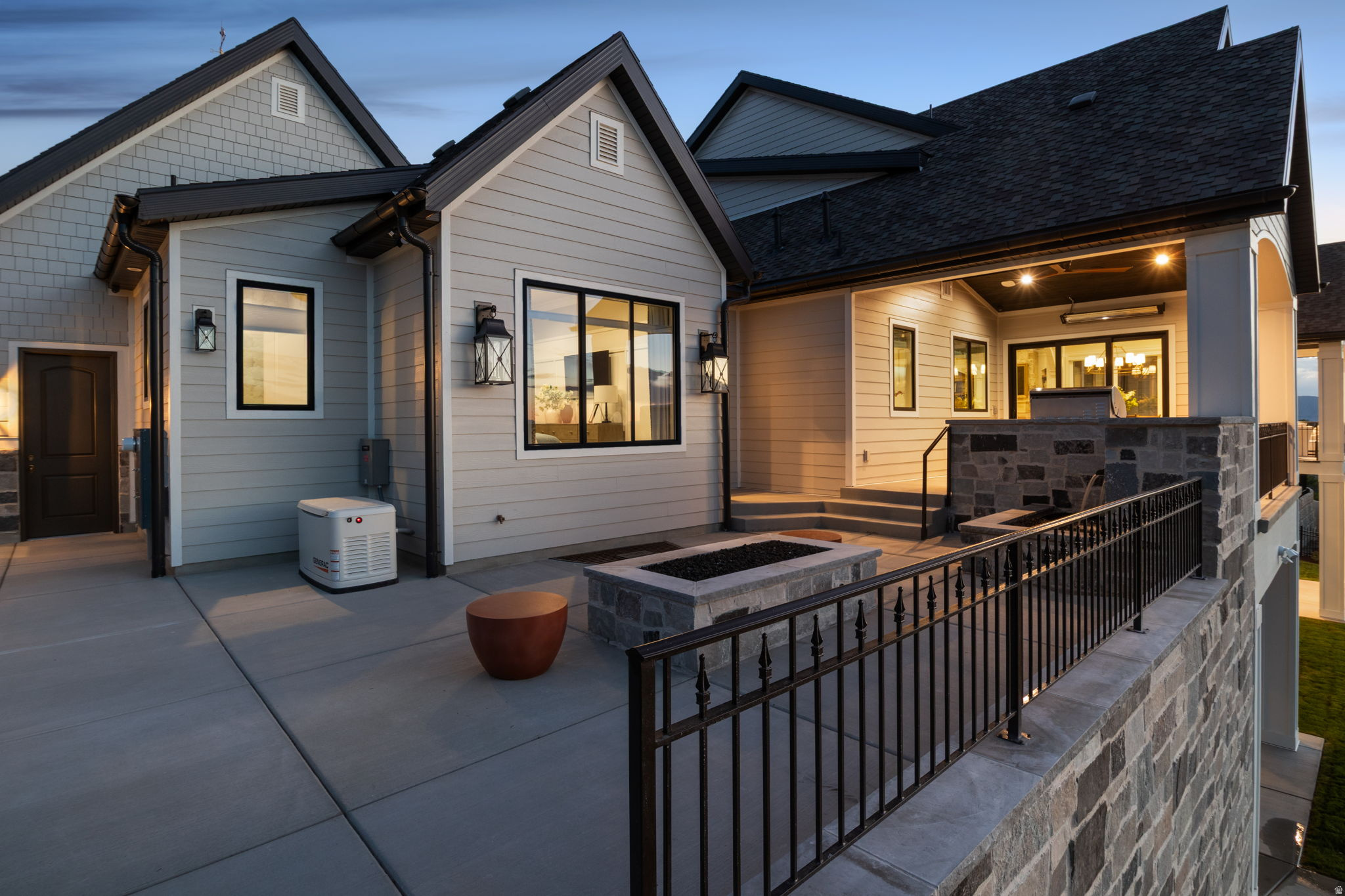 TWIN HOLLOW - Residential