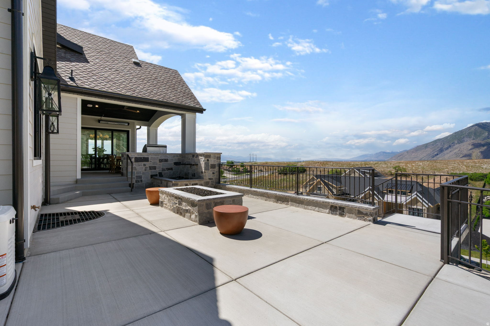 TWIN HOLLOW - Residential