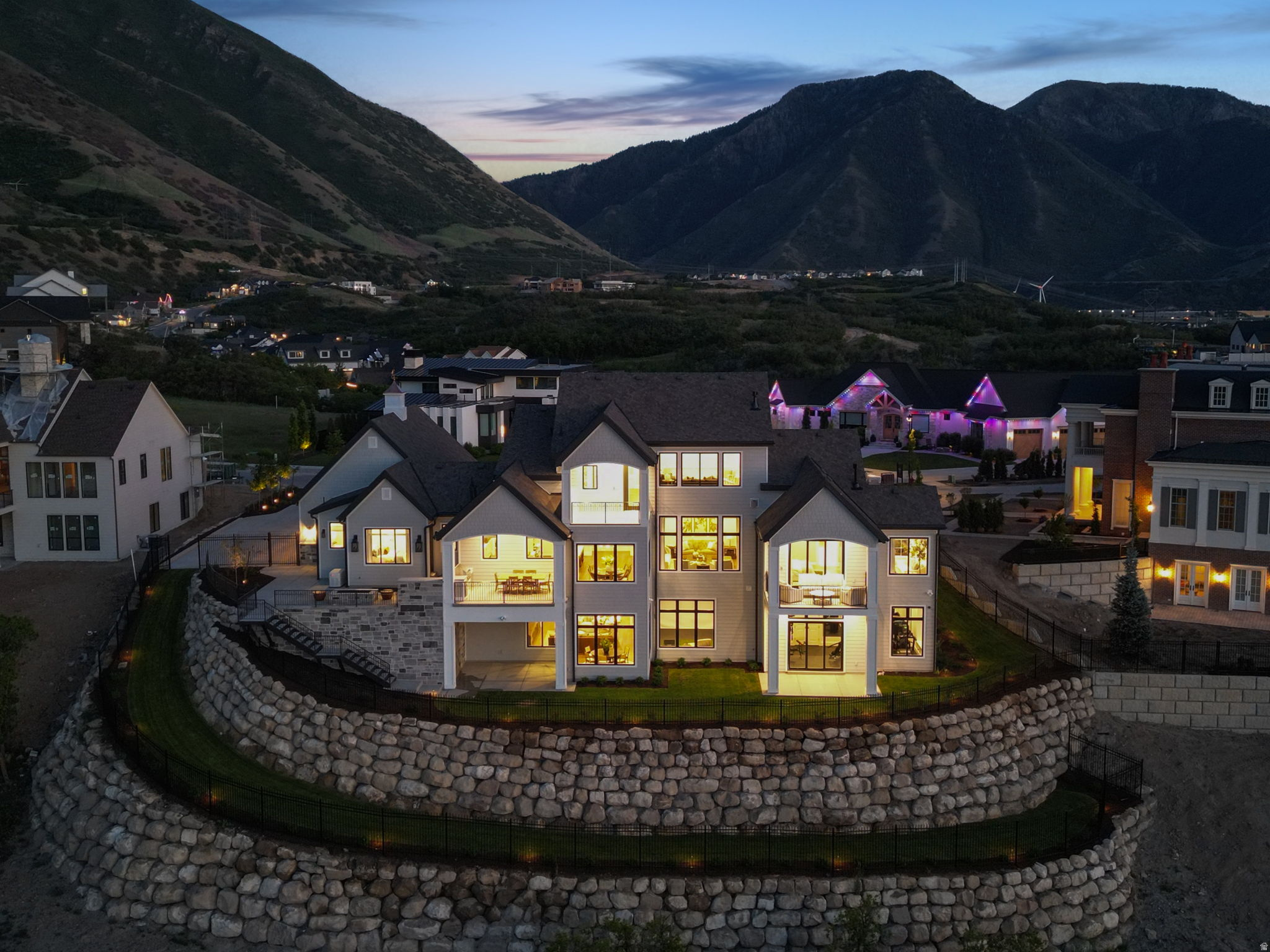 TWIN HOLLOW - Residential
