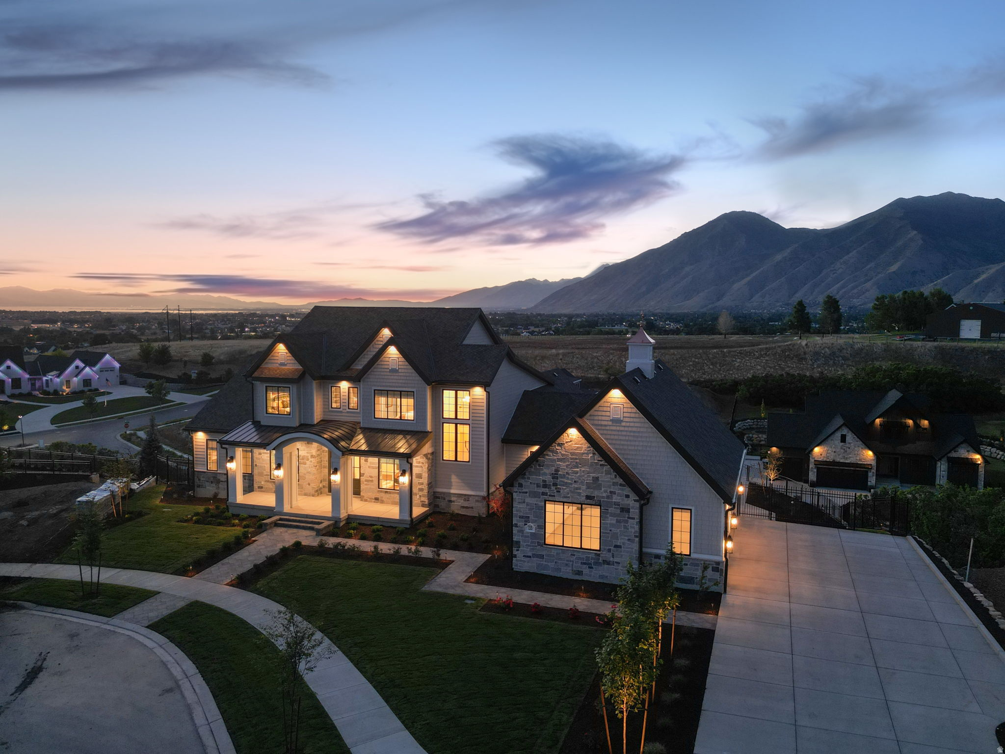 TWIN HOLLOW - Residential