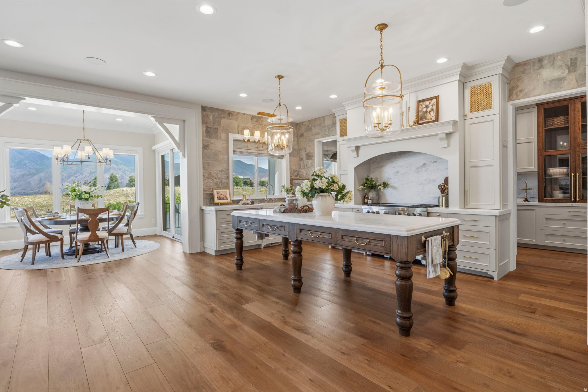 TWIN HOLLOW - Residential