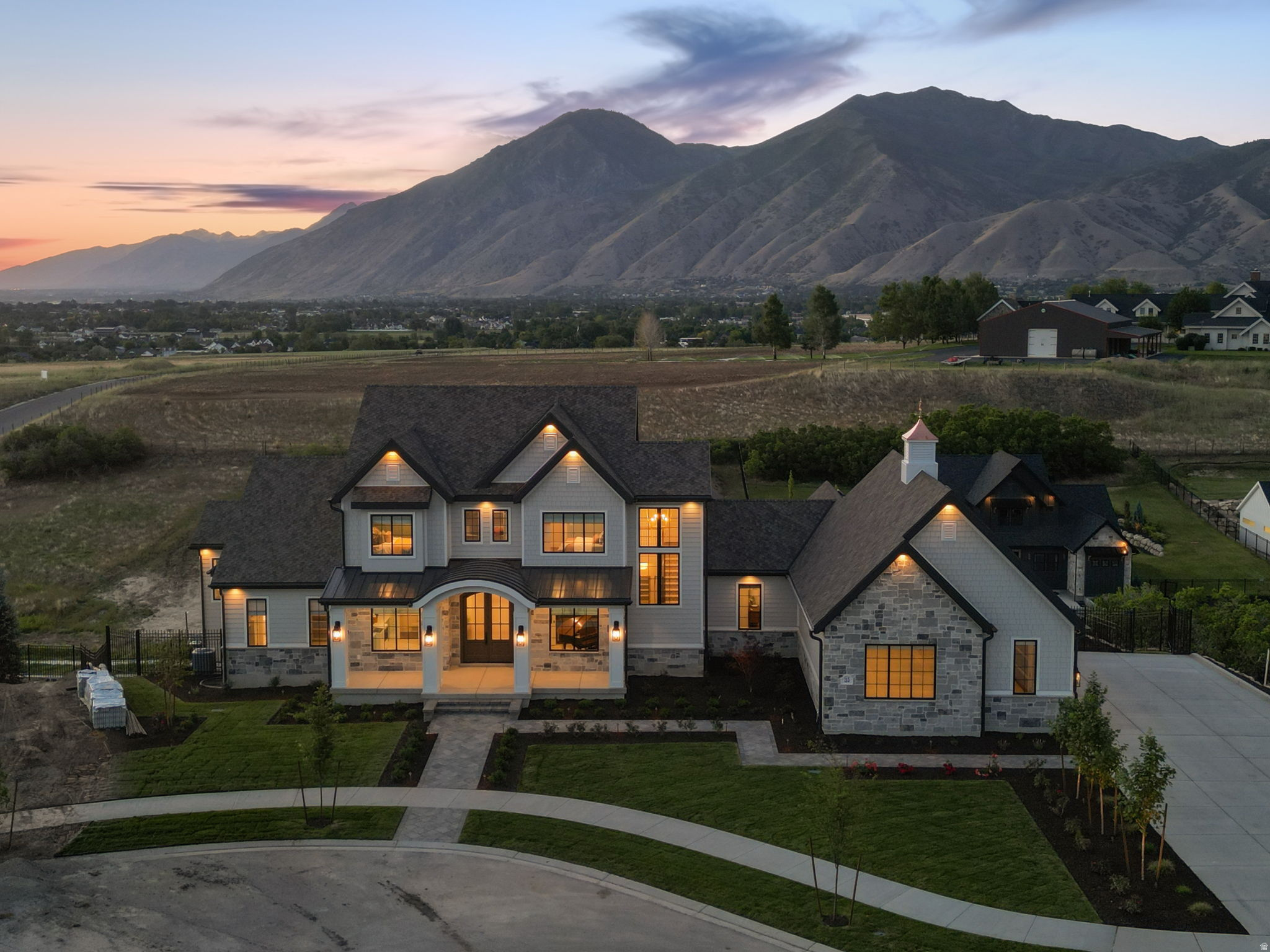 TWIN HOLLOW - Residential