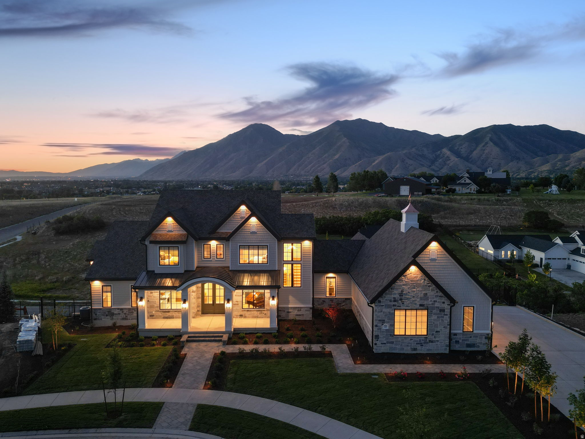 TWIN HOLLOW - Residential