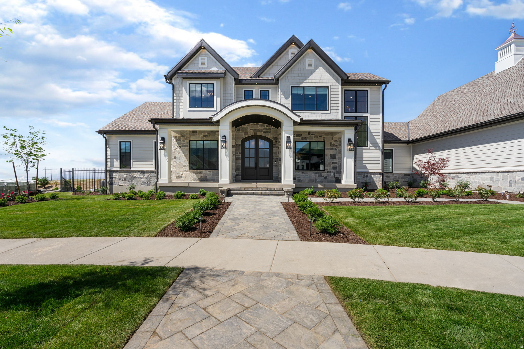 TWIN HOLLOW - Residential