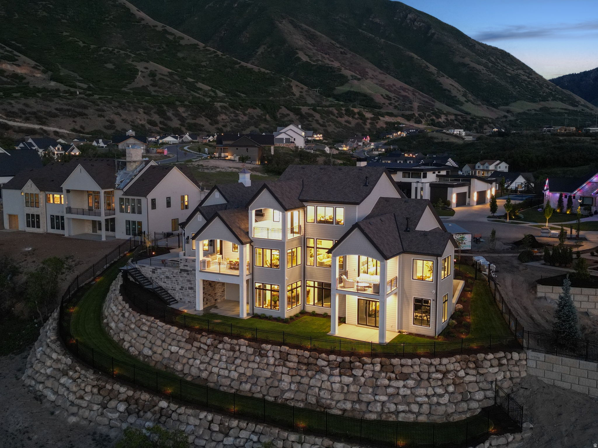 TWIN HOLLOW - Residential