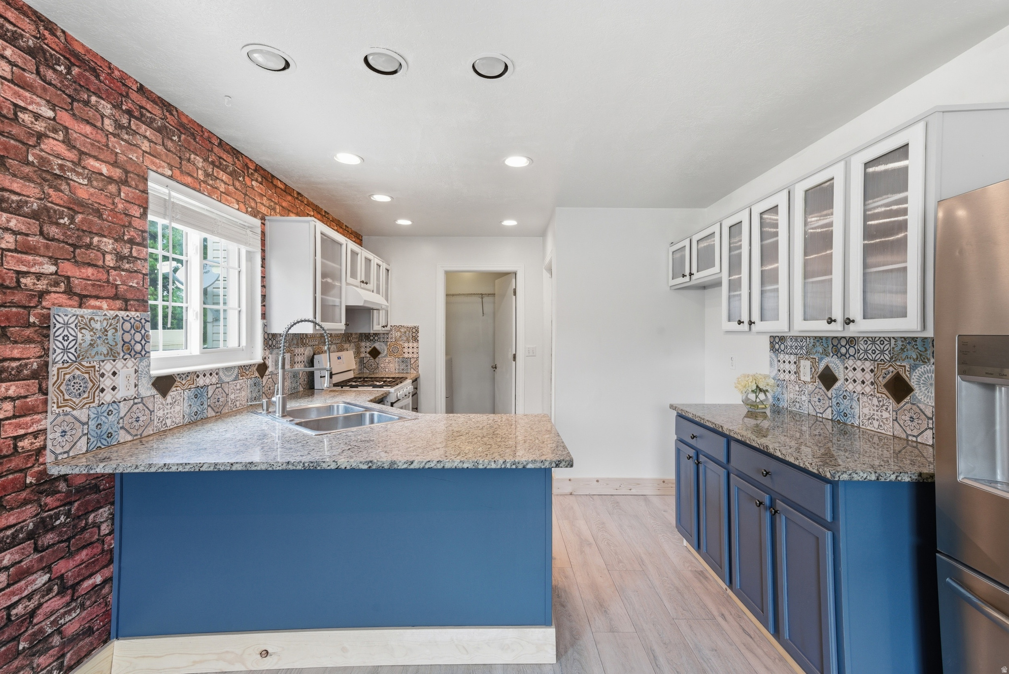 LINCOLN COURT - Residential