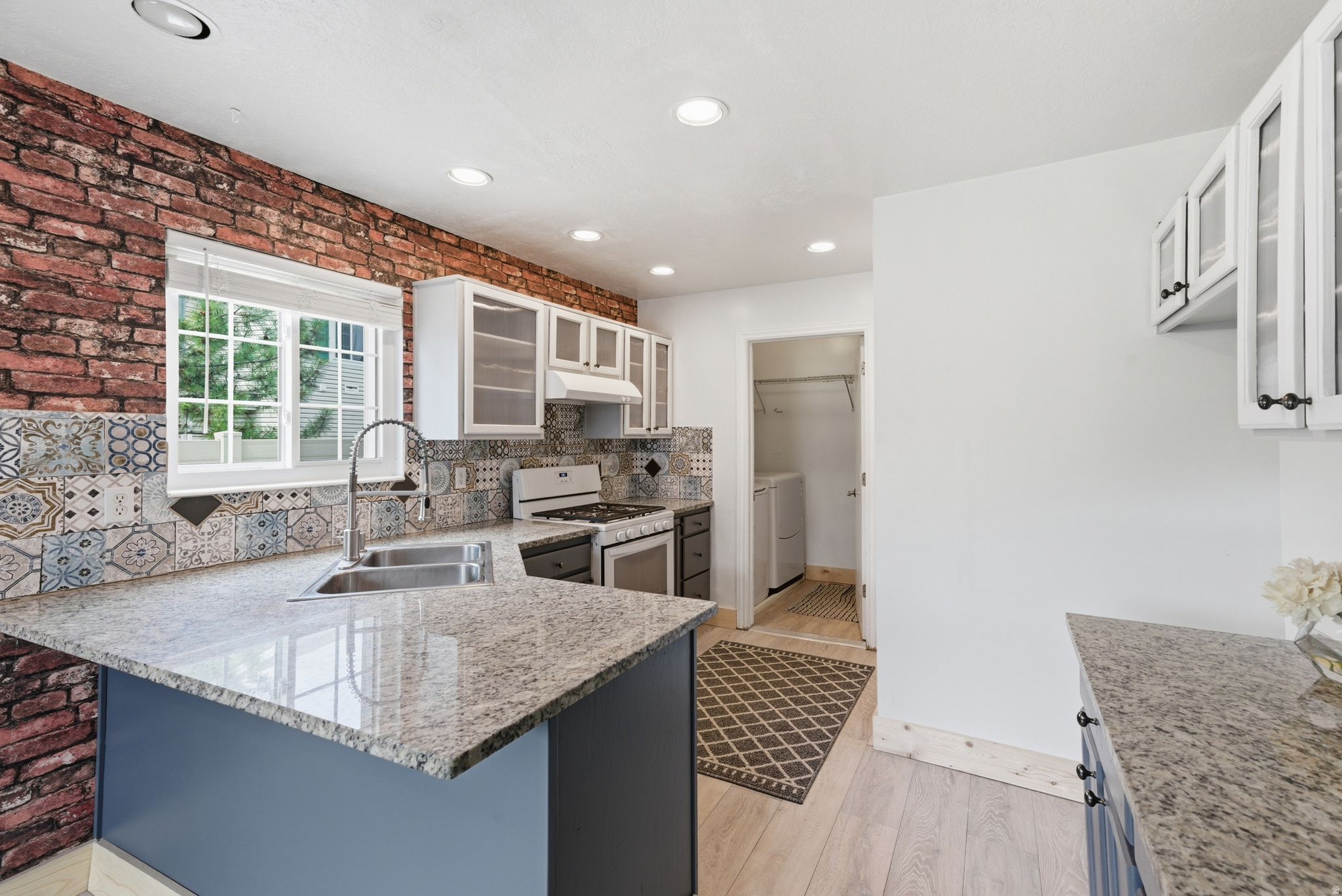 LINCOLN COURT - Residential