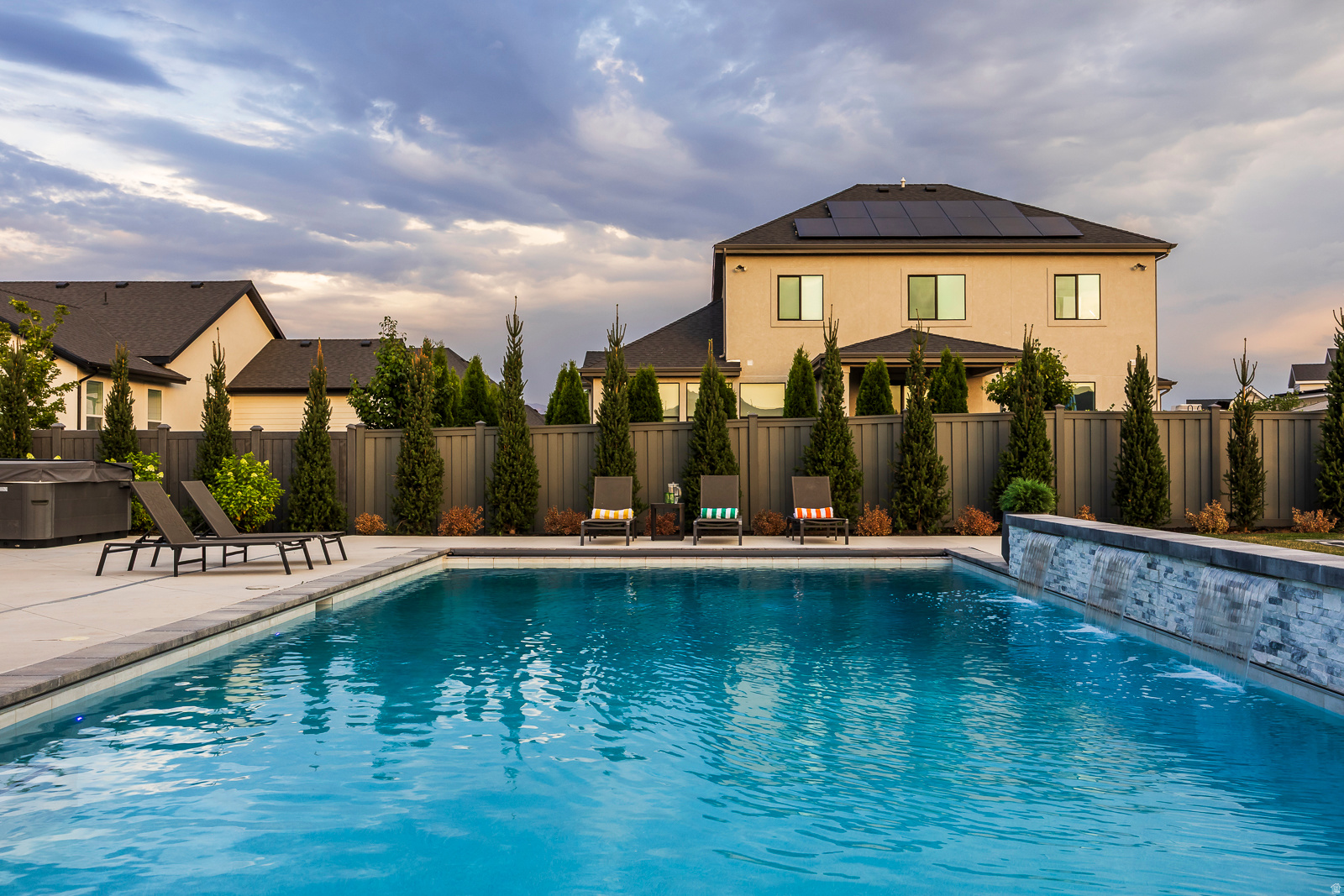 RIDGEVIEW EST 408 - Residential