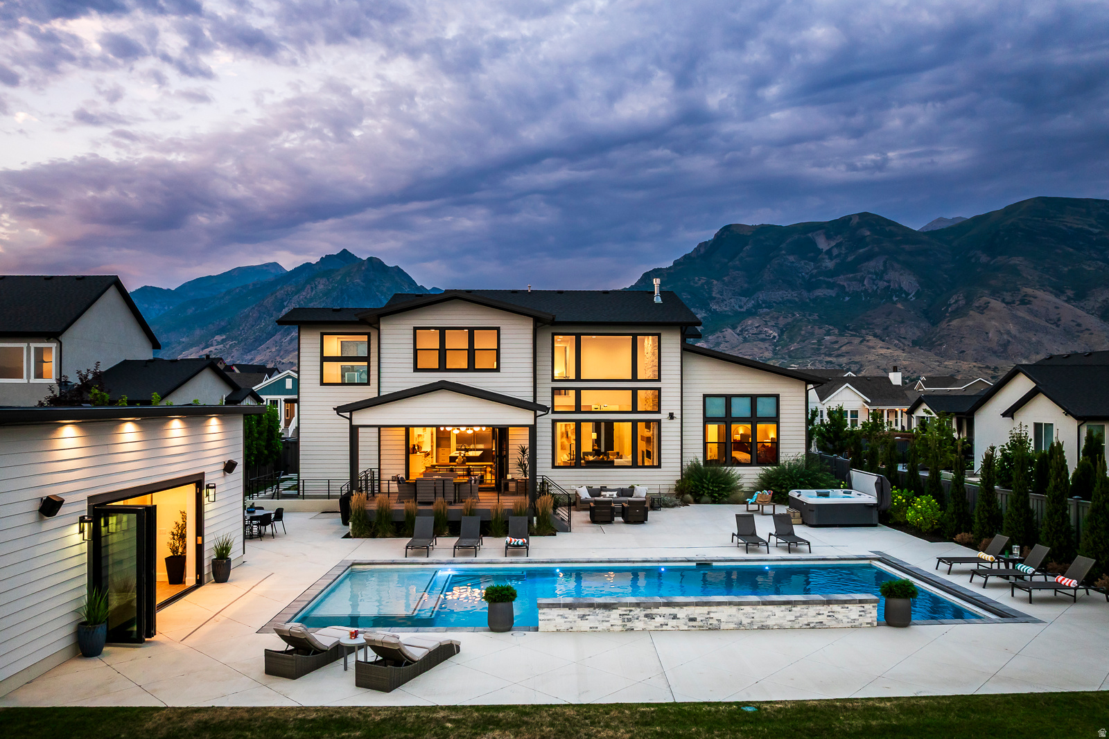RIDGEVIEW EST 408 - Residential