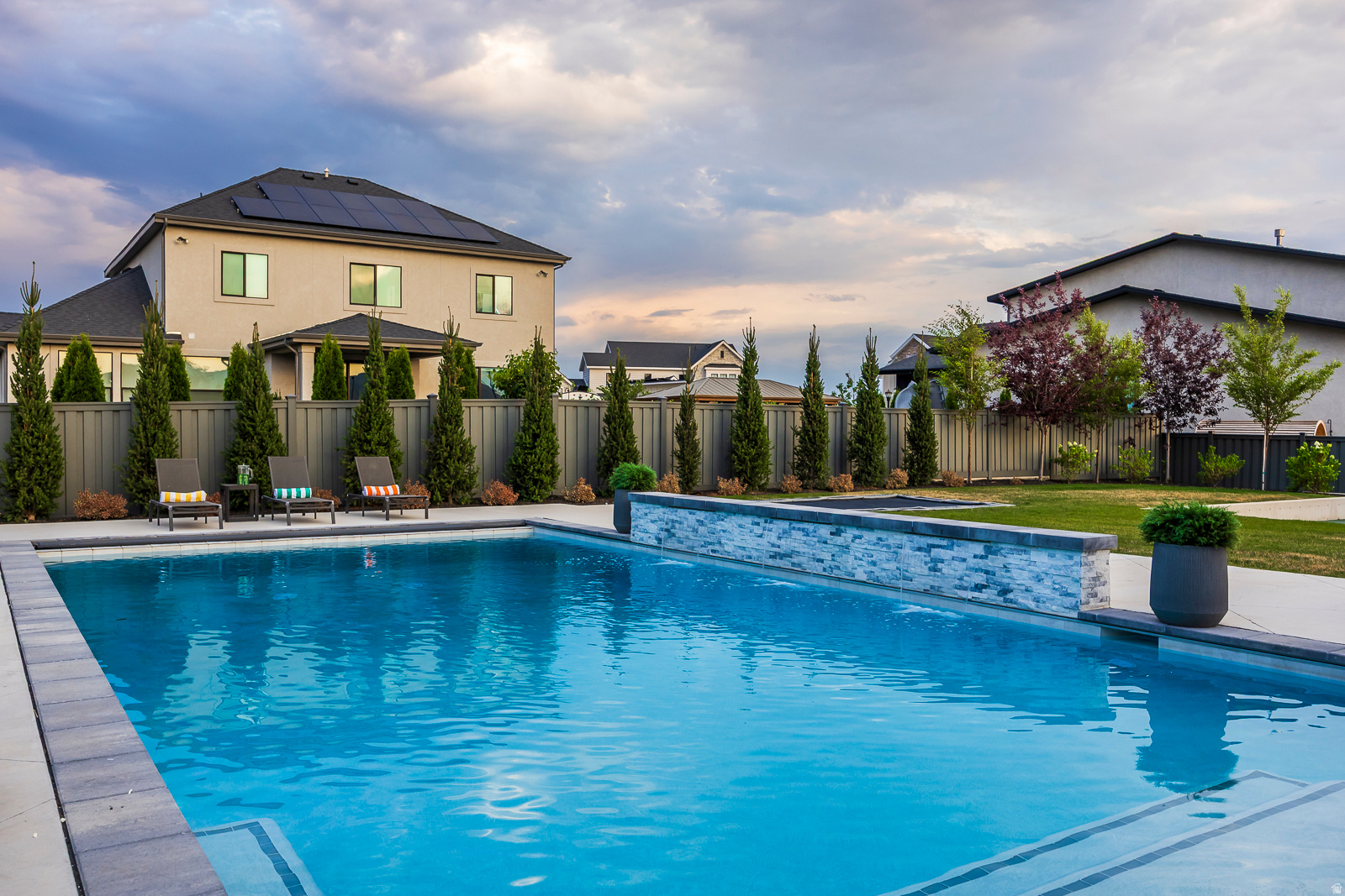 RIDGEVIEW EST 408 - Residential