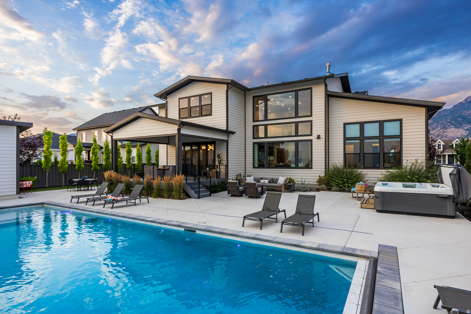 RIDGEVIEW EST 408 - Residential