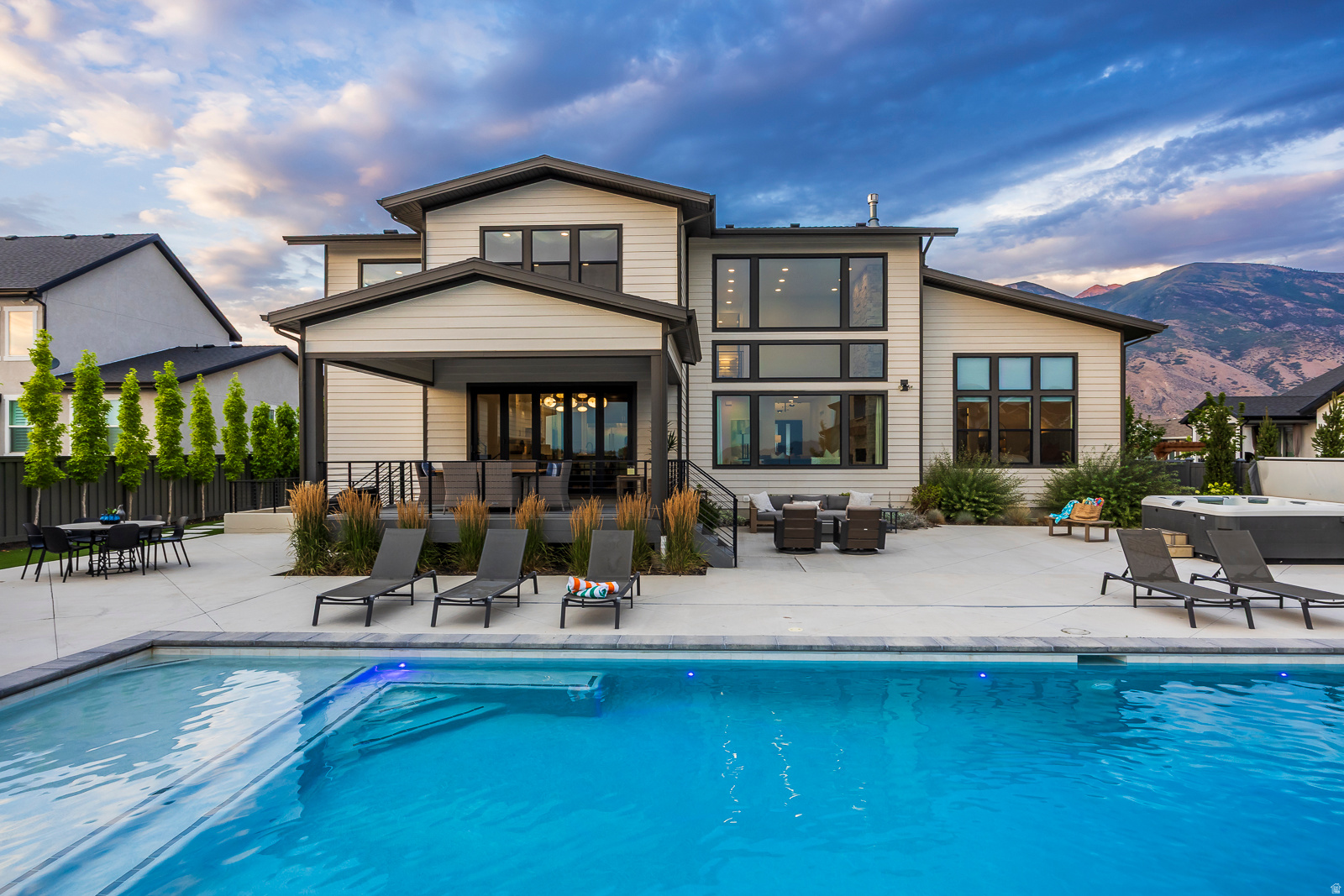 RIDGEVIEW EST 408 - Residential