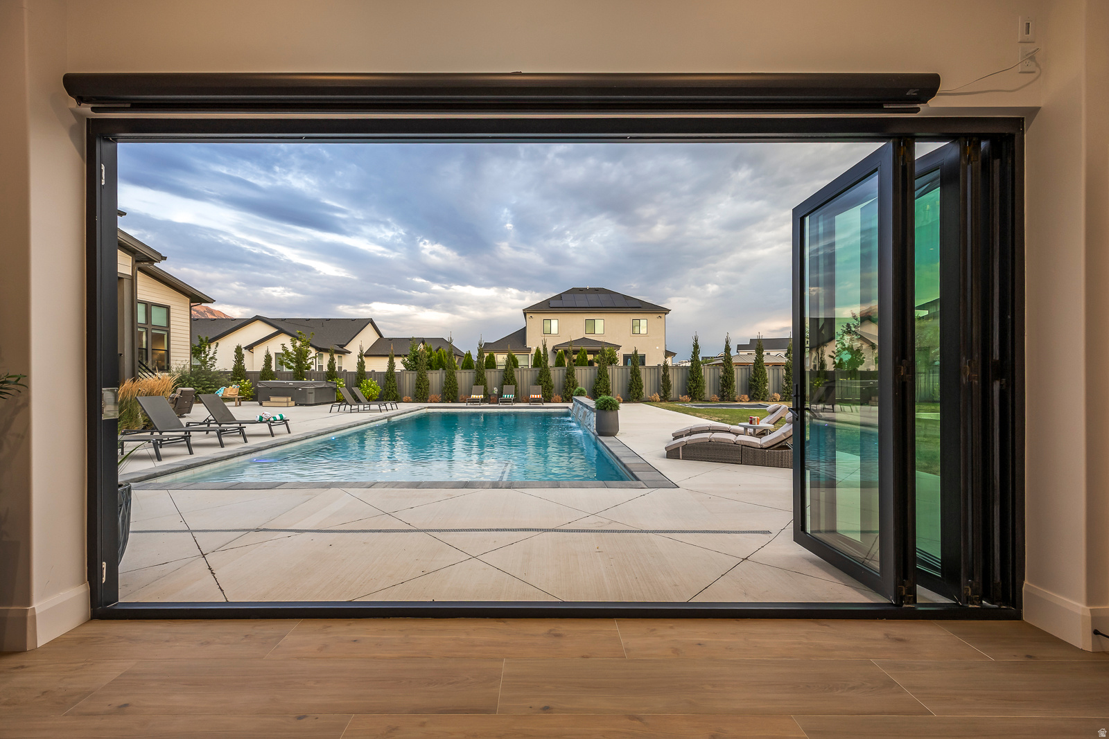 RIDGEVIEW EST 408 - Residential