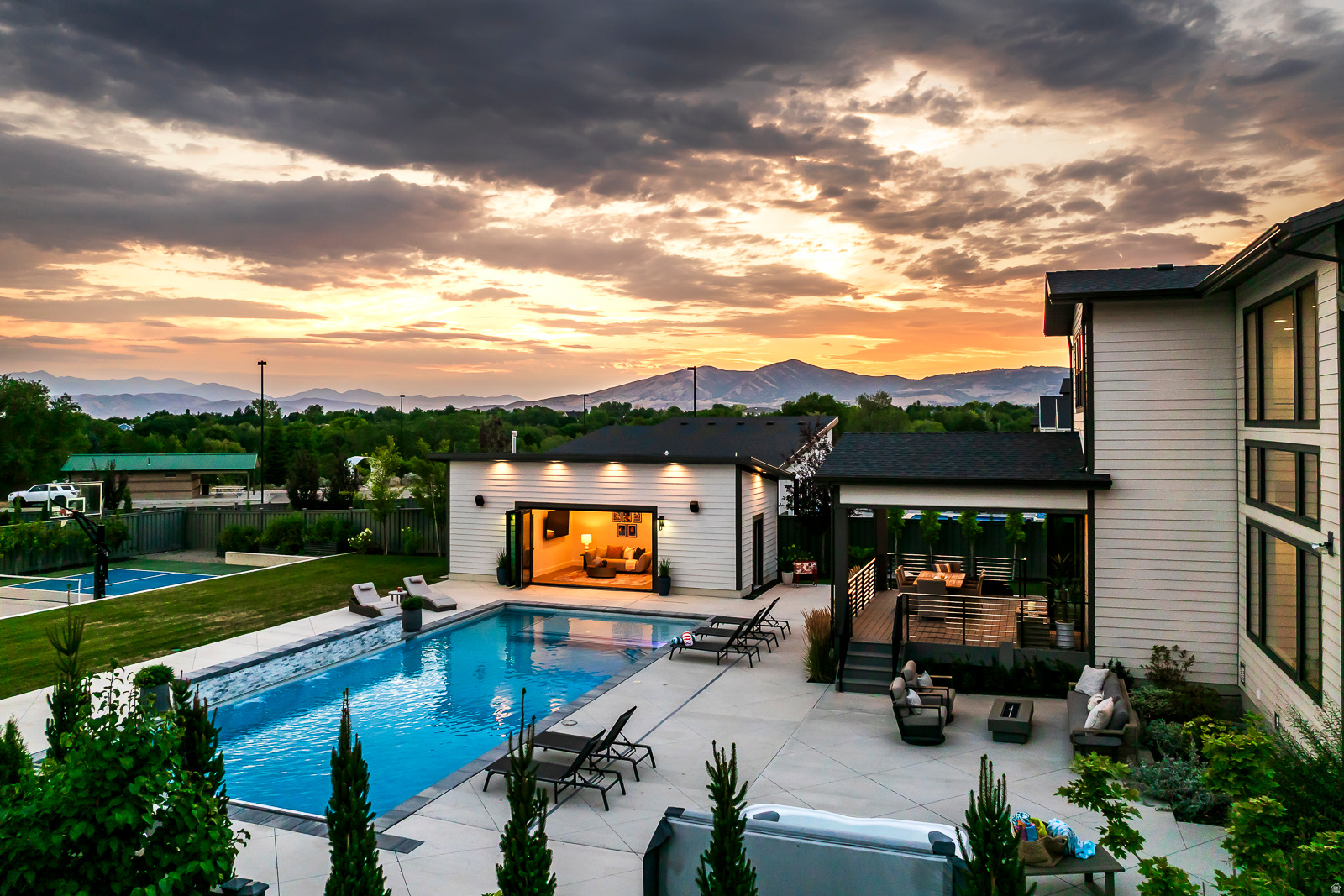 RIDGEVIEW EST 408 - Residential