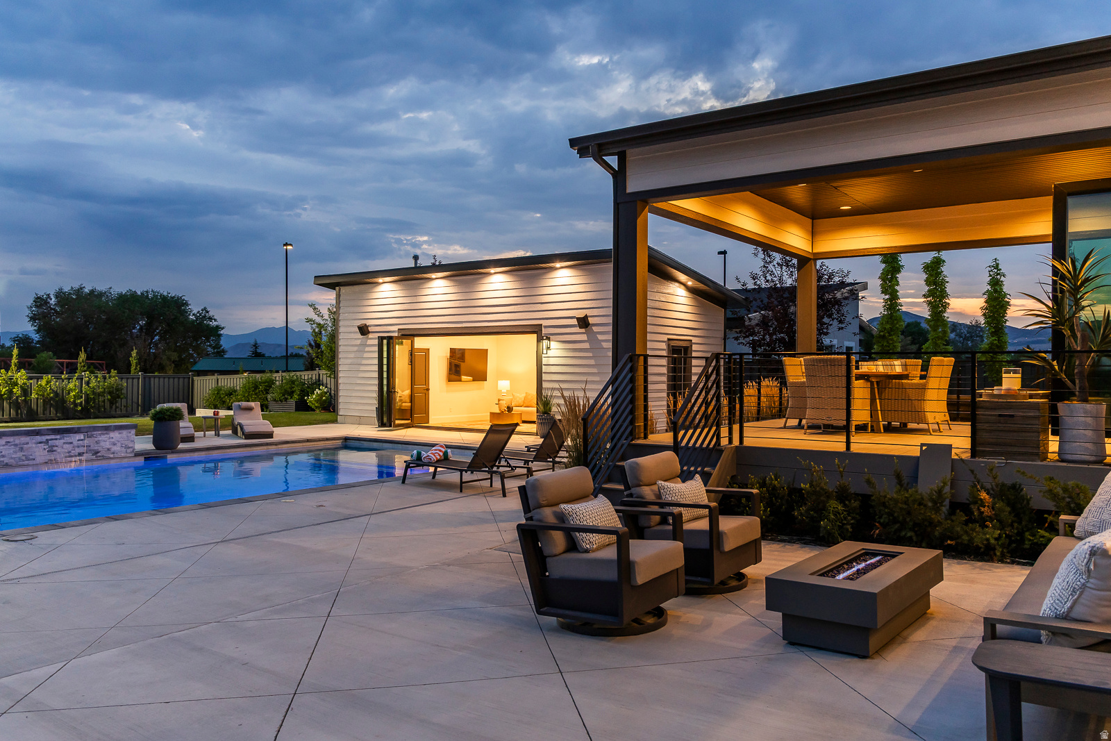 RIDGEVIEW EST 408 - Residential