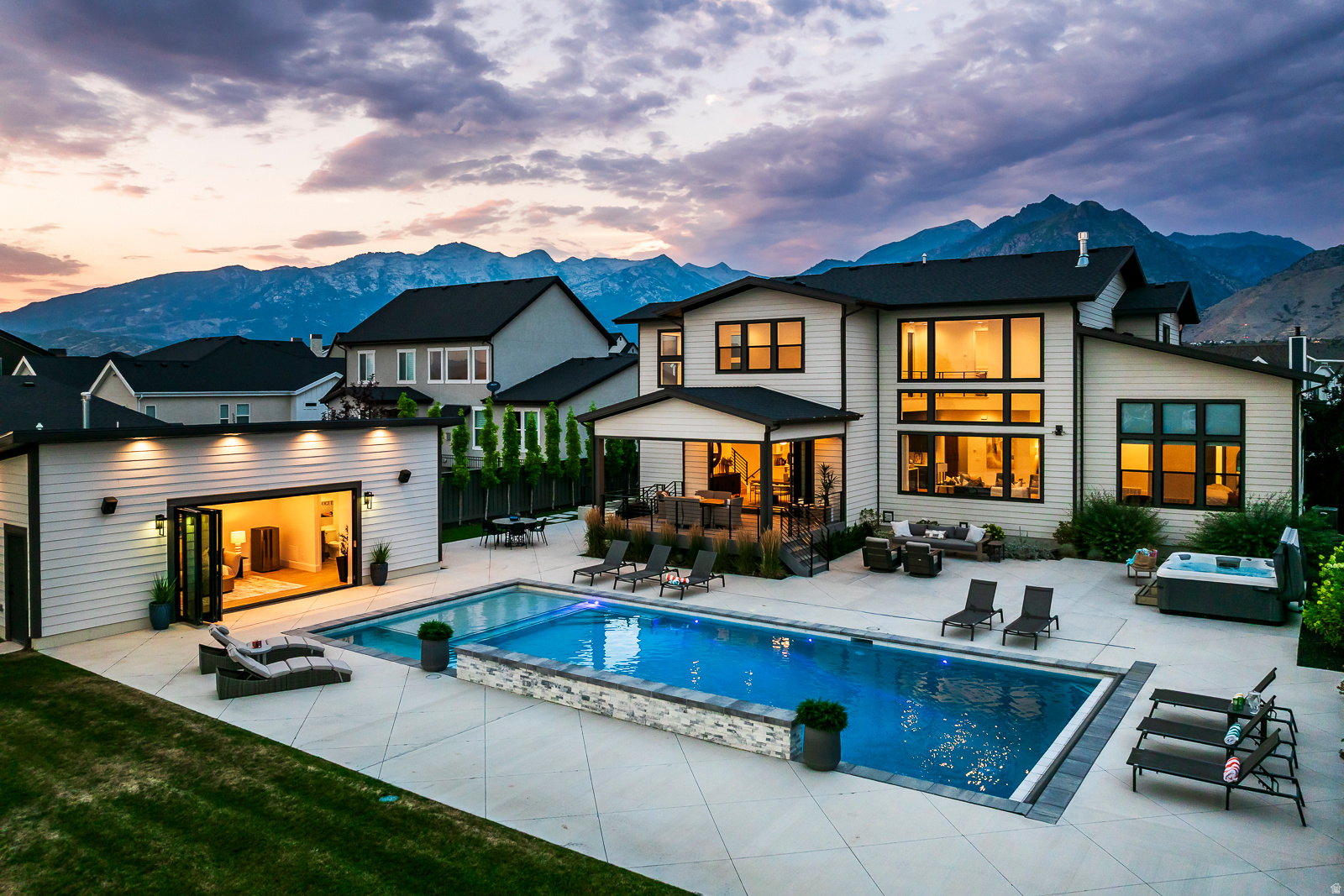RIDGEVIEW EST 408 - Residential