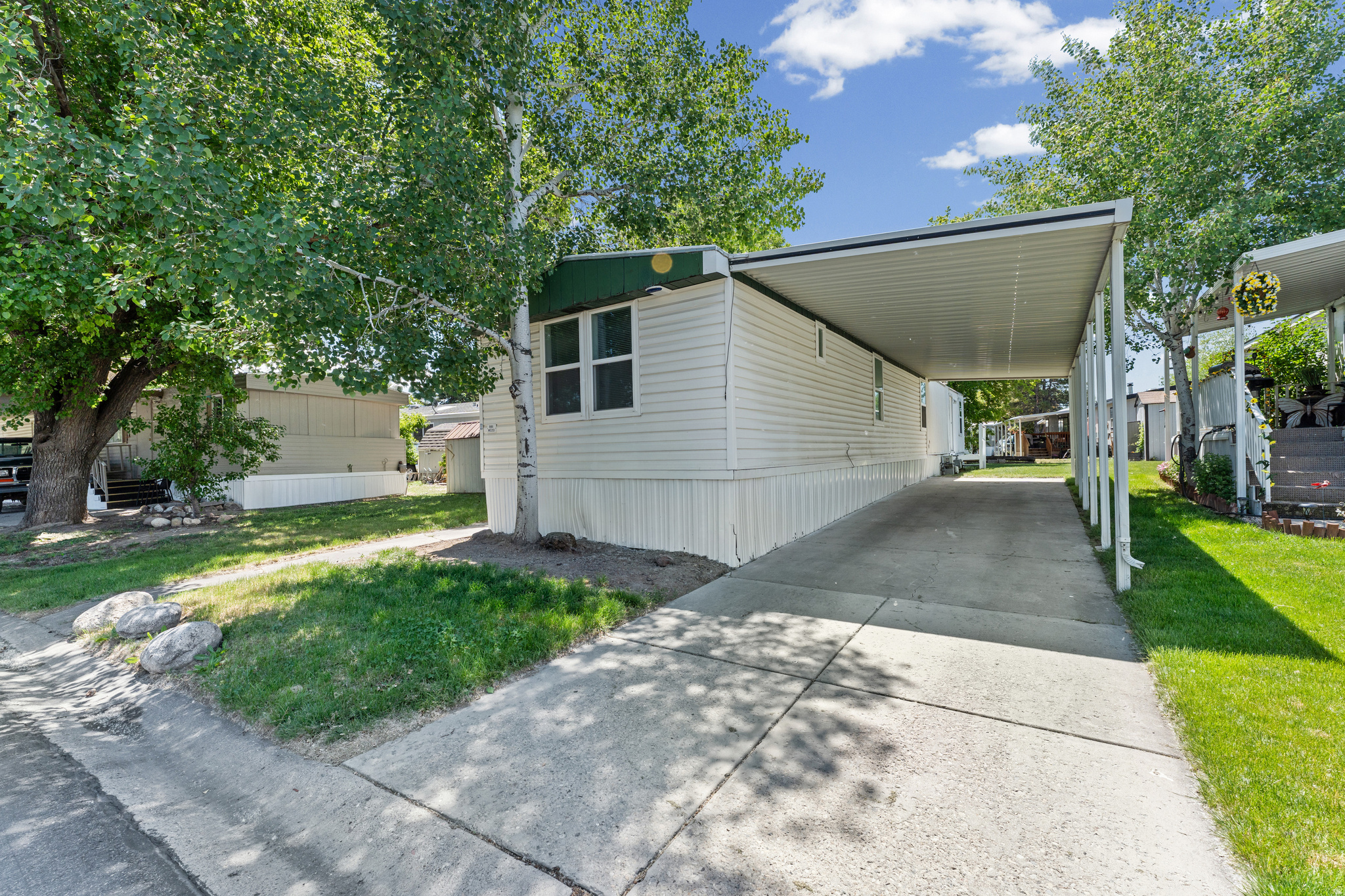 Amazing location close to freeways, traxs, shopping and so much more. The community is clean and well cared for.