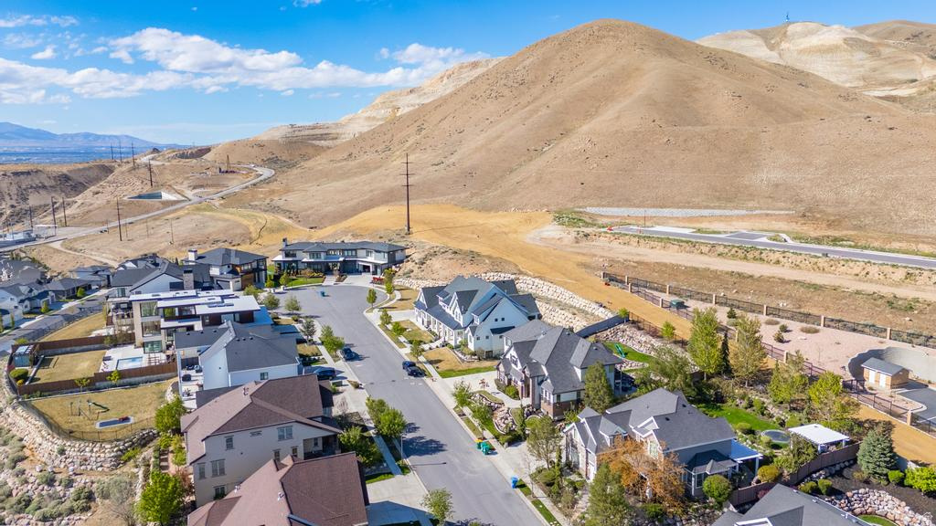 EAGLE SUMMIT - Residential