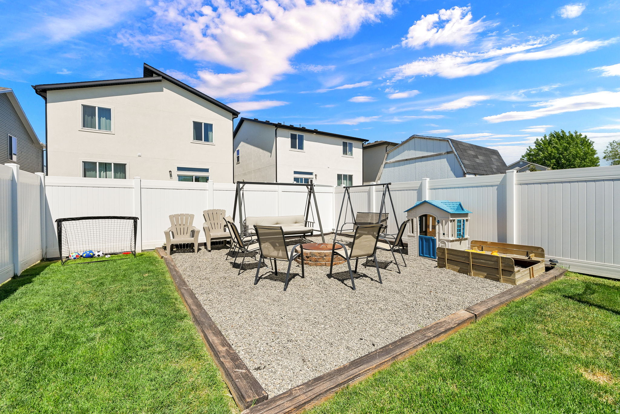 COUNTRY MEADOW ESTAT - Residential