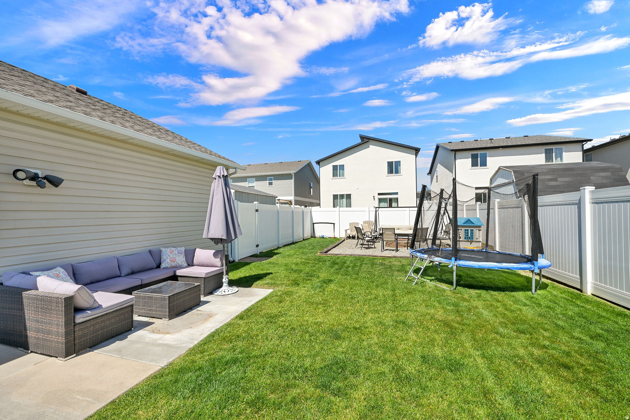 COUNTRY MEADOW ESTAT - Residential