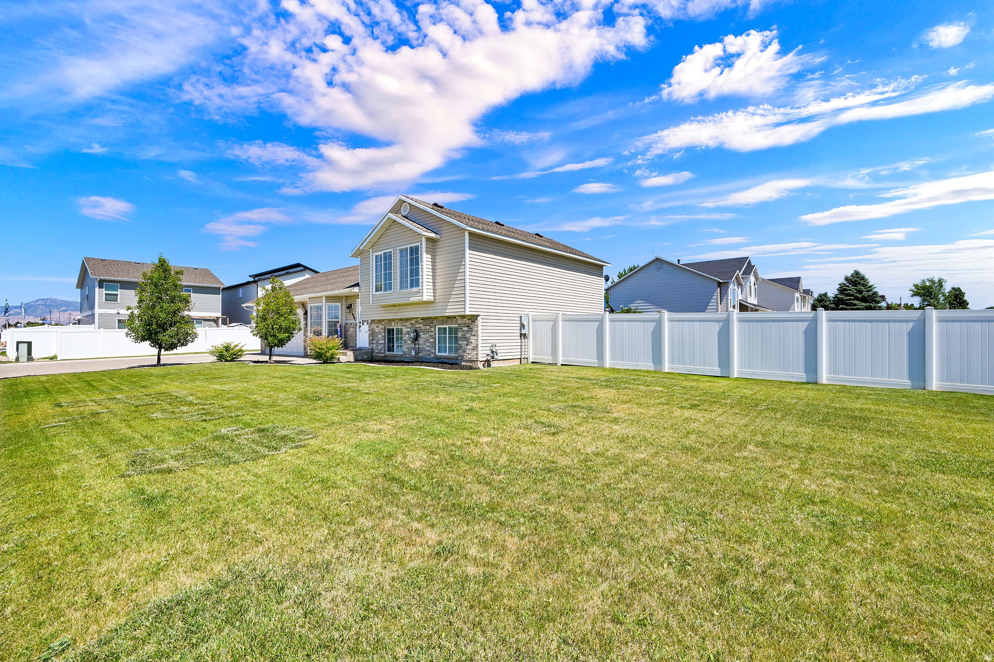 COUNTRY MEADOW ESTAT - Residential