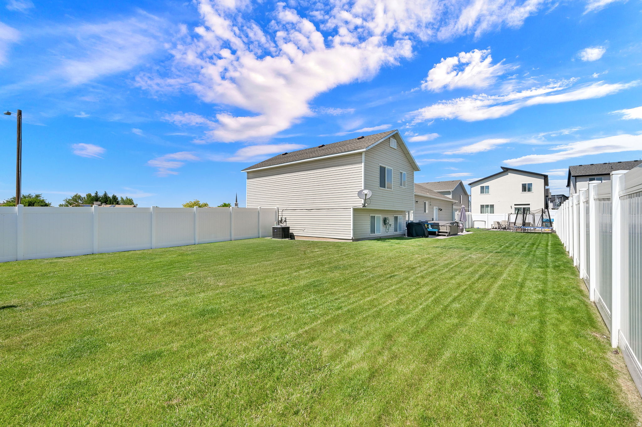 COUNTRY MEADOW ESTAT - Residential