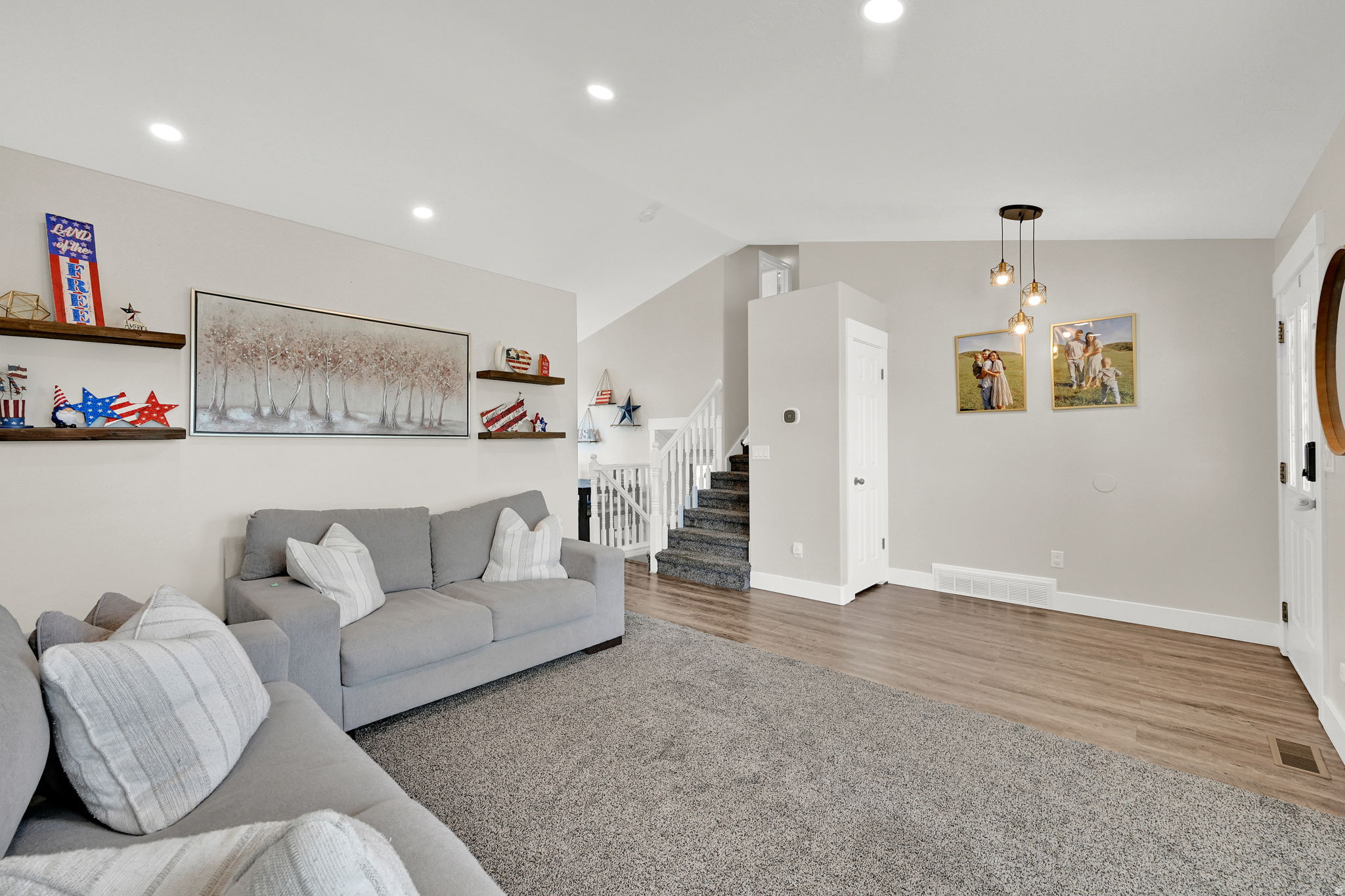 COUNTRY MEADOW ESTAT - Residential