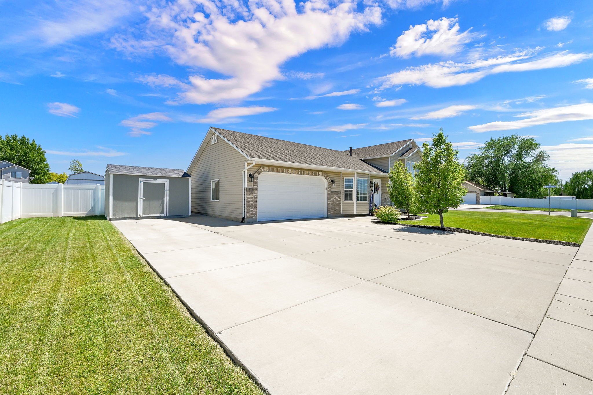 COUNTRY MEADOW ESTAT - Residential