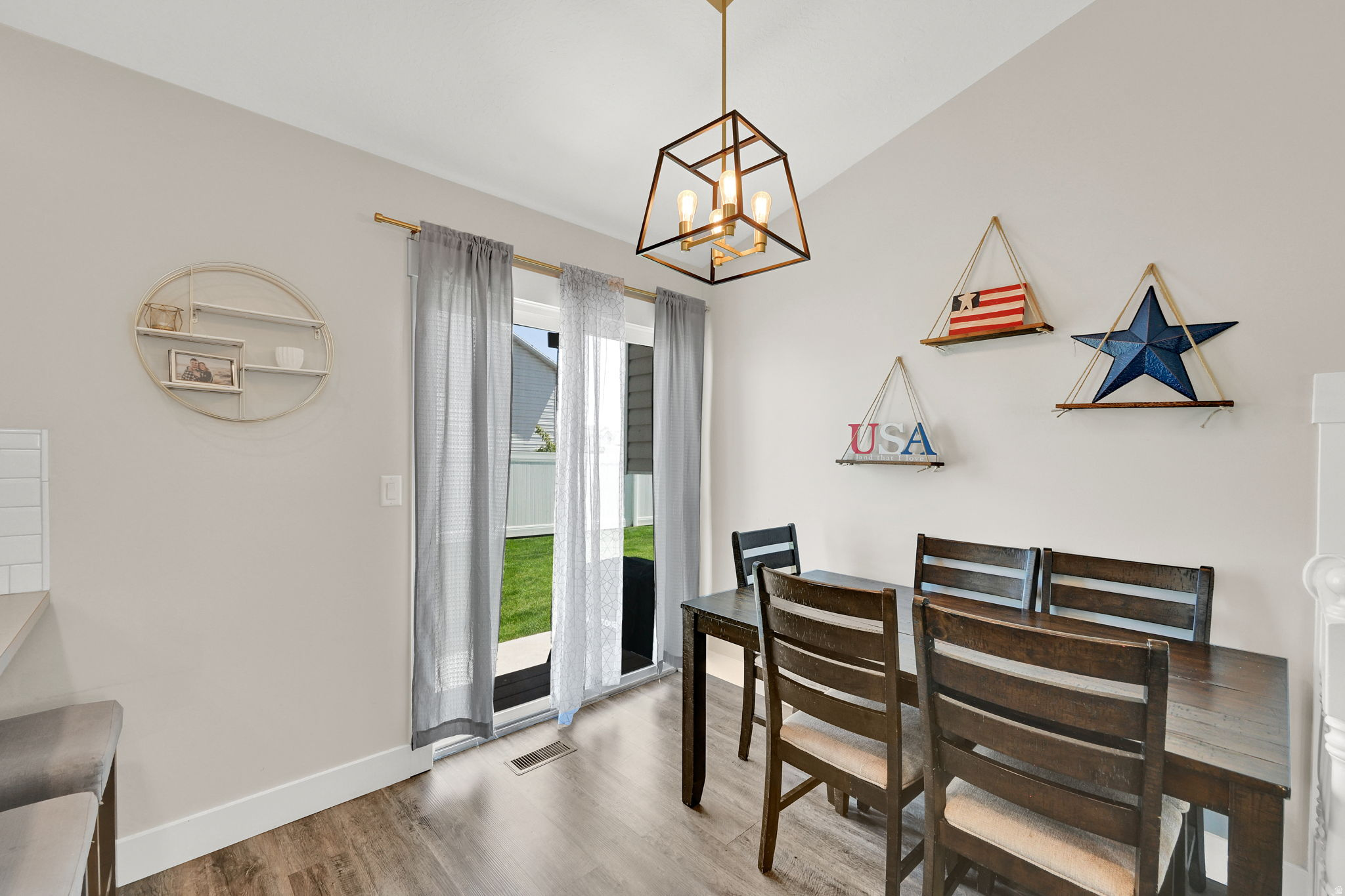 COUNTRY MEADOW ESTAT - Residential