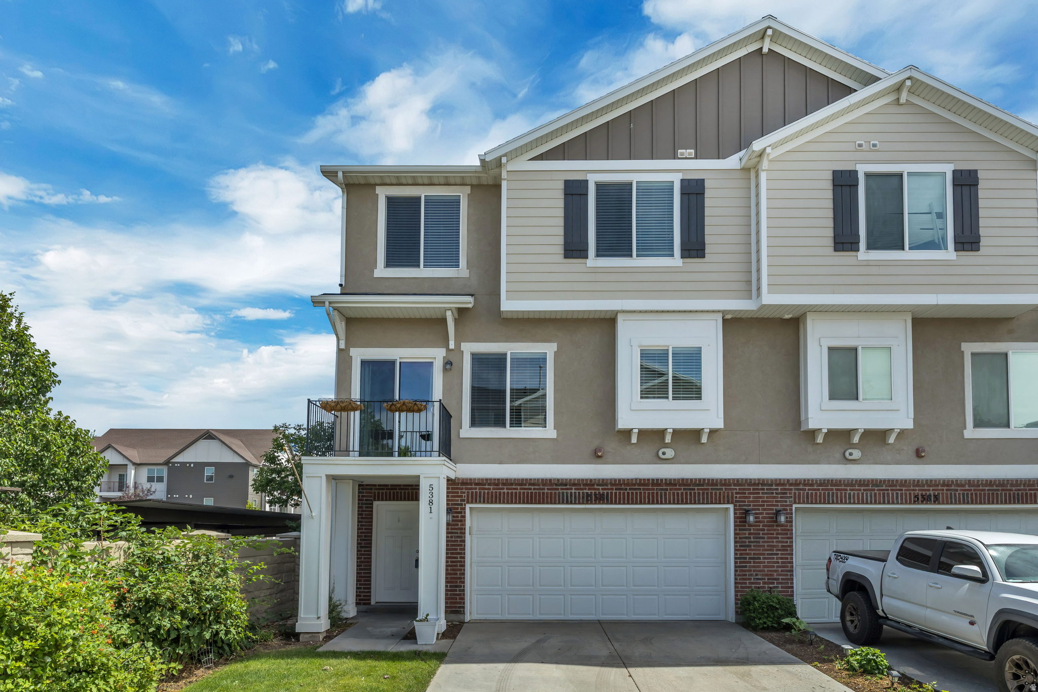 This end-unit townhome offers an inviting open layout filled with natural light, featuring a spacious kitchen and a comfortable family room. Ideally located near shopping, schools, and parks, with quick access to Mountain View Corridor for an easy, convenient commute.