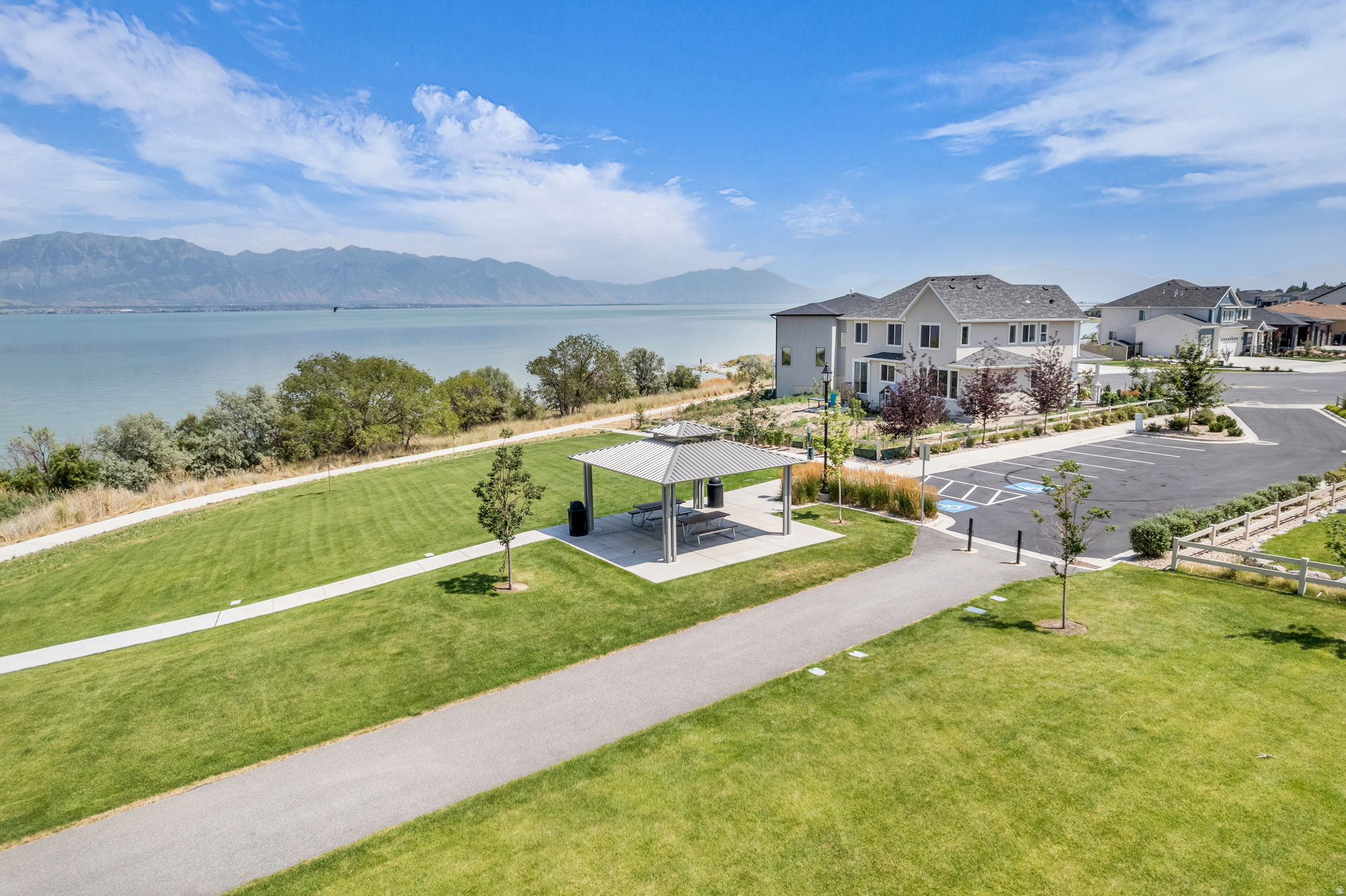 LAKESIDE - Residential
