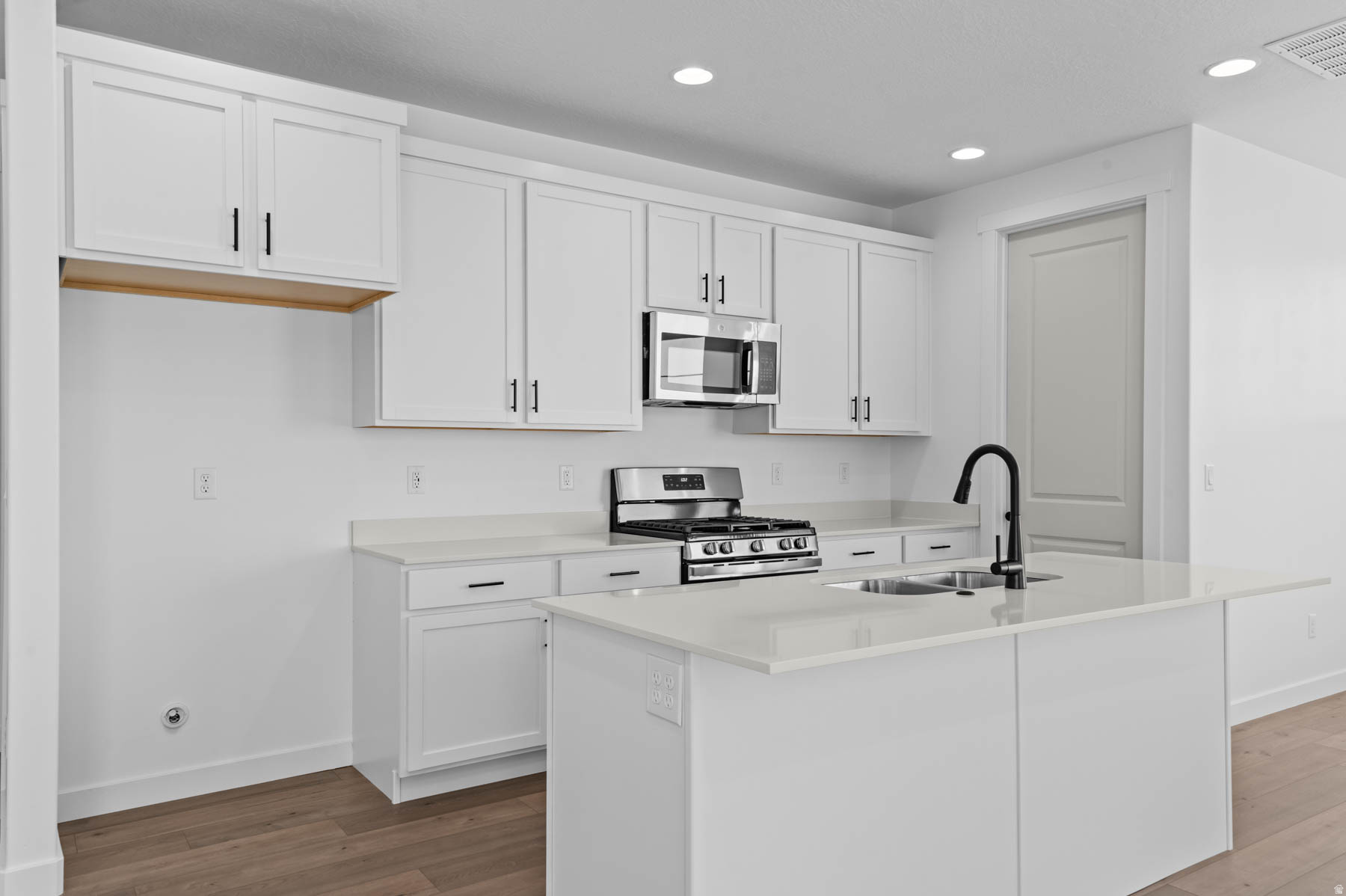 BROADVIEW SHORES COTTAGES 802 - Residential