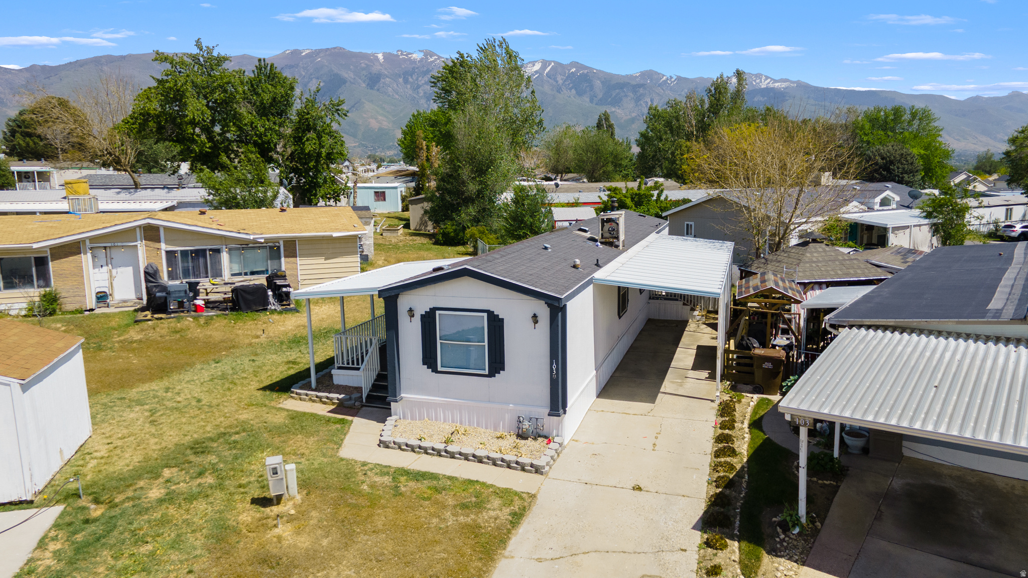 2 bed, 2 bath home (~1,000 sq ft) built in 1996 in Lakeview Estates. Fully remodeled with a functional open layout, spacious living area, and private primary suite. Move-in ready with great natural light and storage. Close to shopping, dining, and major roads. Buyer must be park approved; lot rent  $1,023/mo. Financing options available based on approval. Casa mvil de 2 recmaras y 2 baos (~1,000 pies cuadrados) construida en 1996 en Lakeview Estates. Totalmente remodelada con un diseo abierto y funcional, amplia sala de estar y suite principal privada. Lista para habitar con excelente luz natural y espacio de almacenamiento. Cerca de tiendas, restaurantes y vas principales. El comprador debe ser aprobado por el parque; renta del lote  $1,023/mes. Opciones de financiamiento disponibles segn aprobacin.