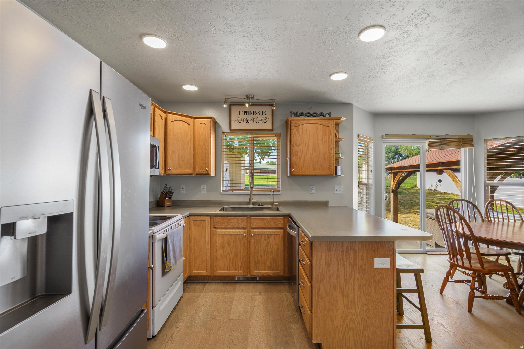 TAYLORS POINTE - Residential