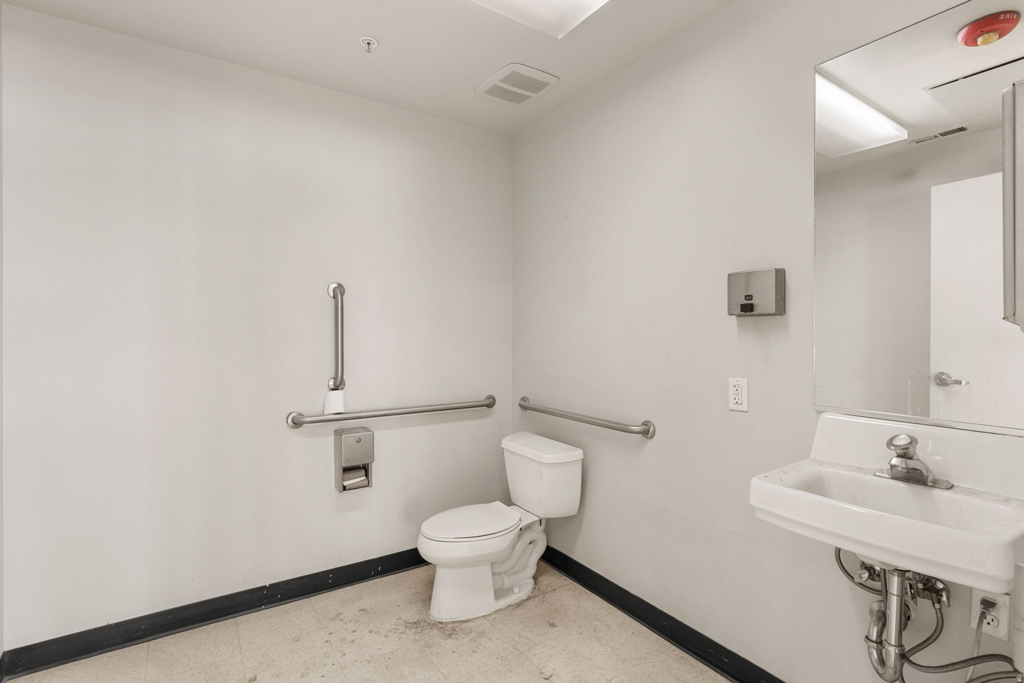 PIONEER PLAZA - Commercial Lease