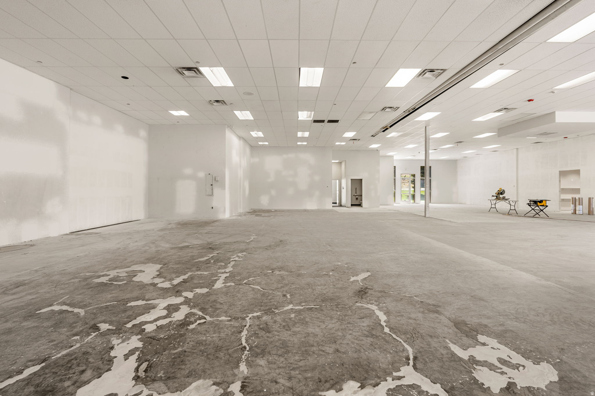 PIONEER PLAZA - Commercial Lease