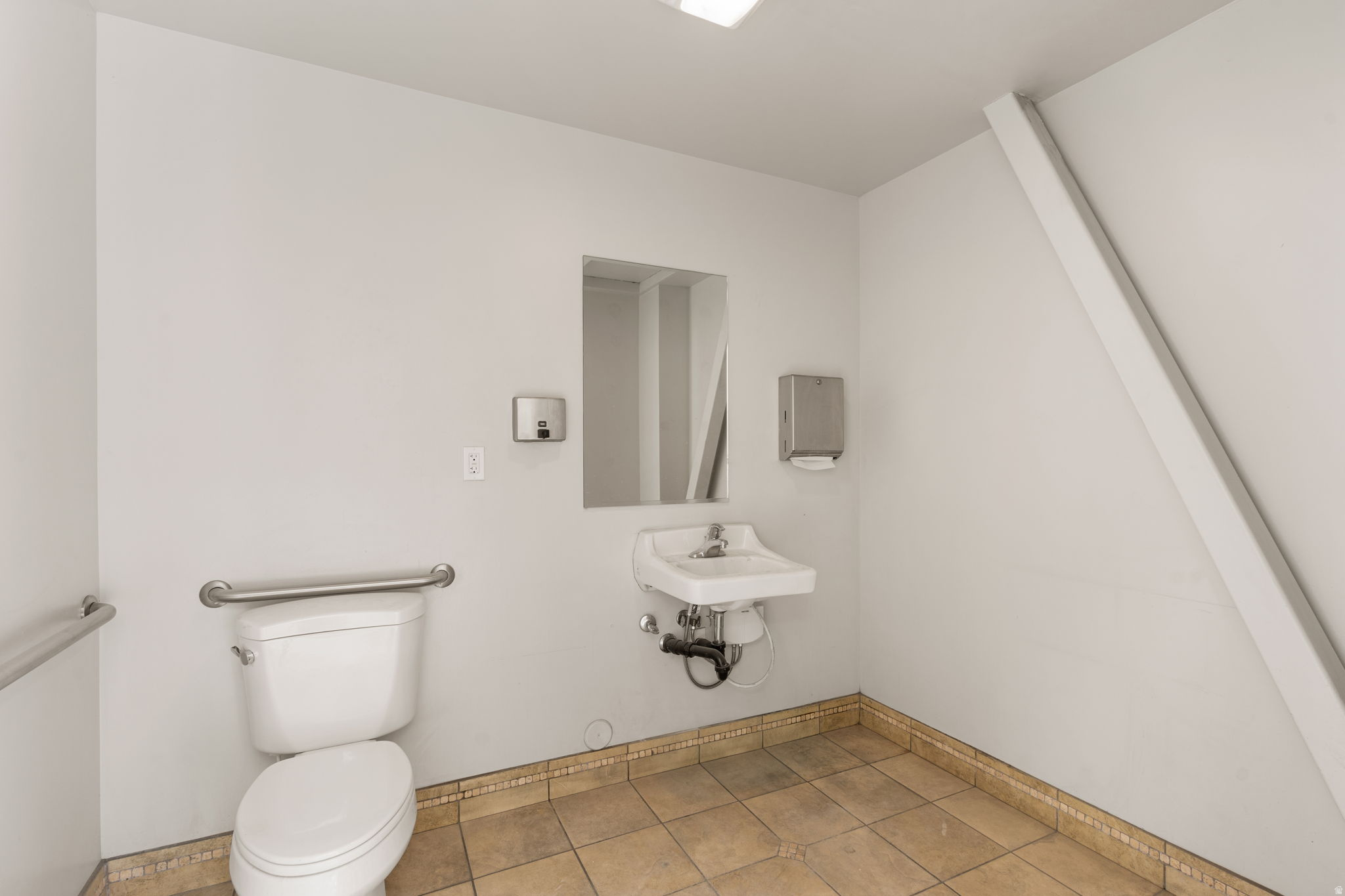 PIONEER PLAZA - Commercial Lease