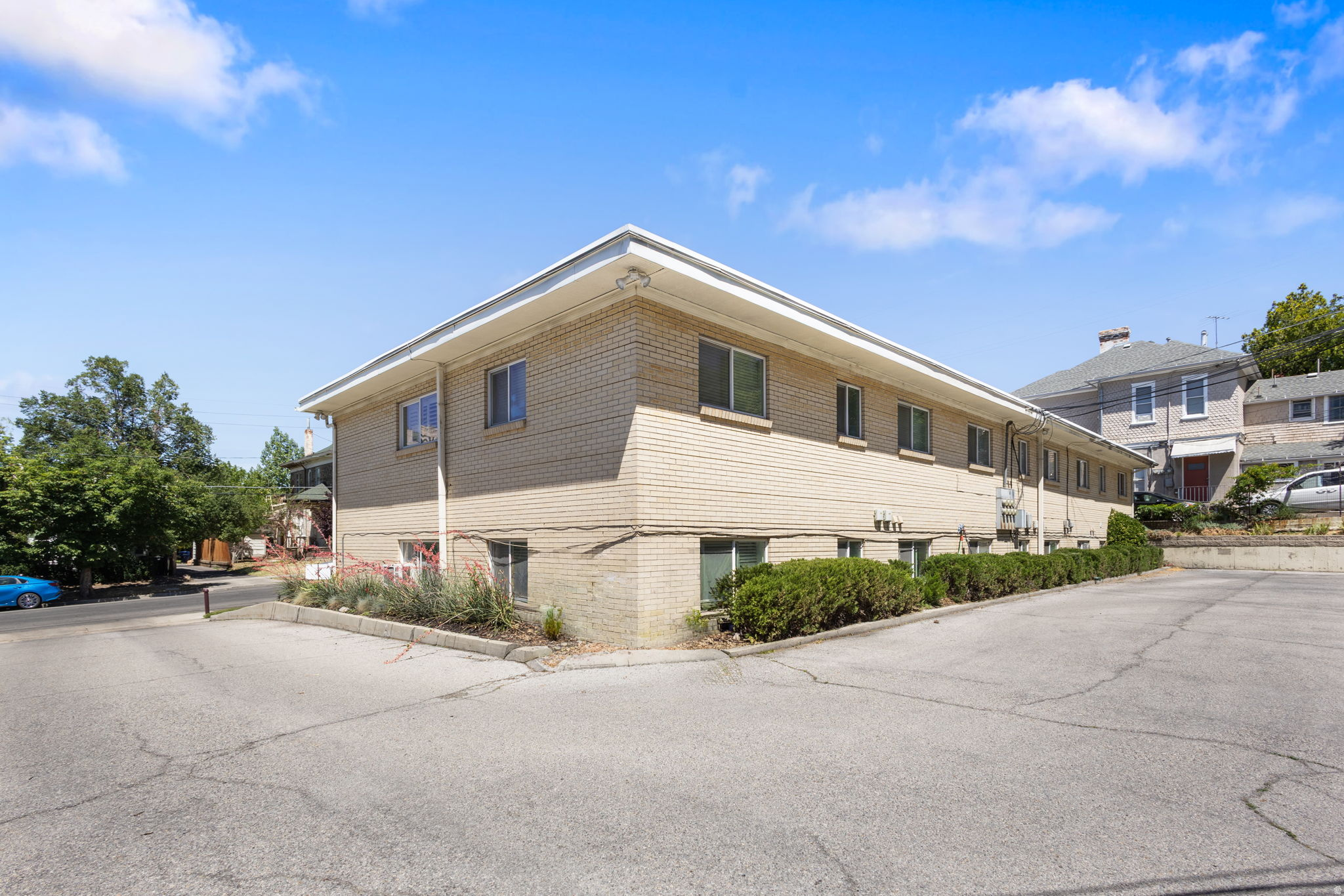 WHITE LANE CONDO - Residential