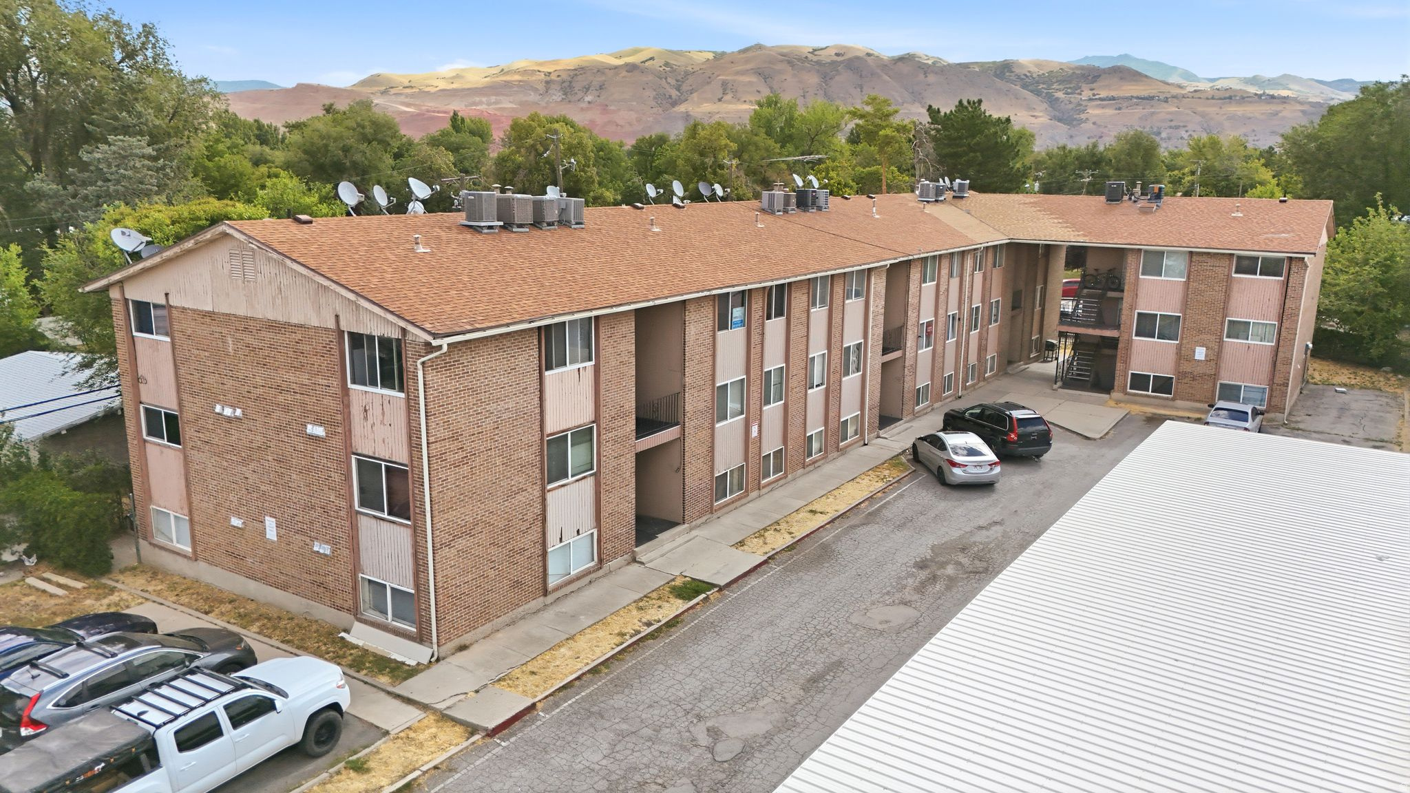 BEAUTIFULLY UPDATED Top level unit! Great location with easy freeway access and close proximity to shopping, Airport, Downtown, parks, and restaurants! Great cosy kitchen with laundry hookups within easy reach. Covered one car assigned carport. Like NEW wood like vinyl flooring! SUPER CLEAN AND MOVE IN READY!!! COME AND TAKE A LOOK!!