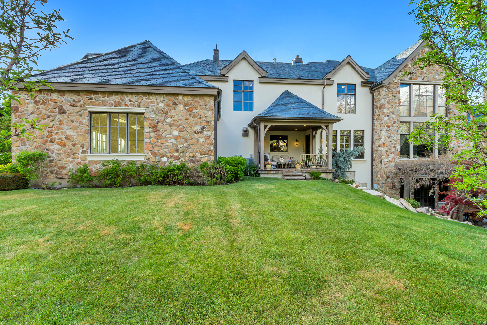 STONE GATE - Residential