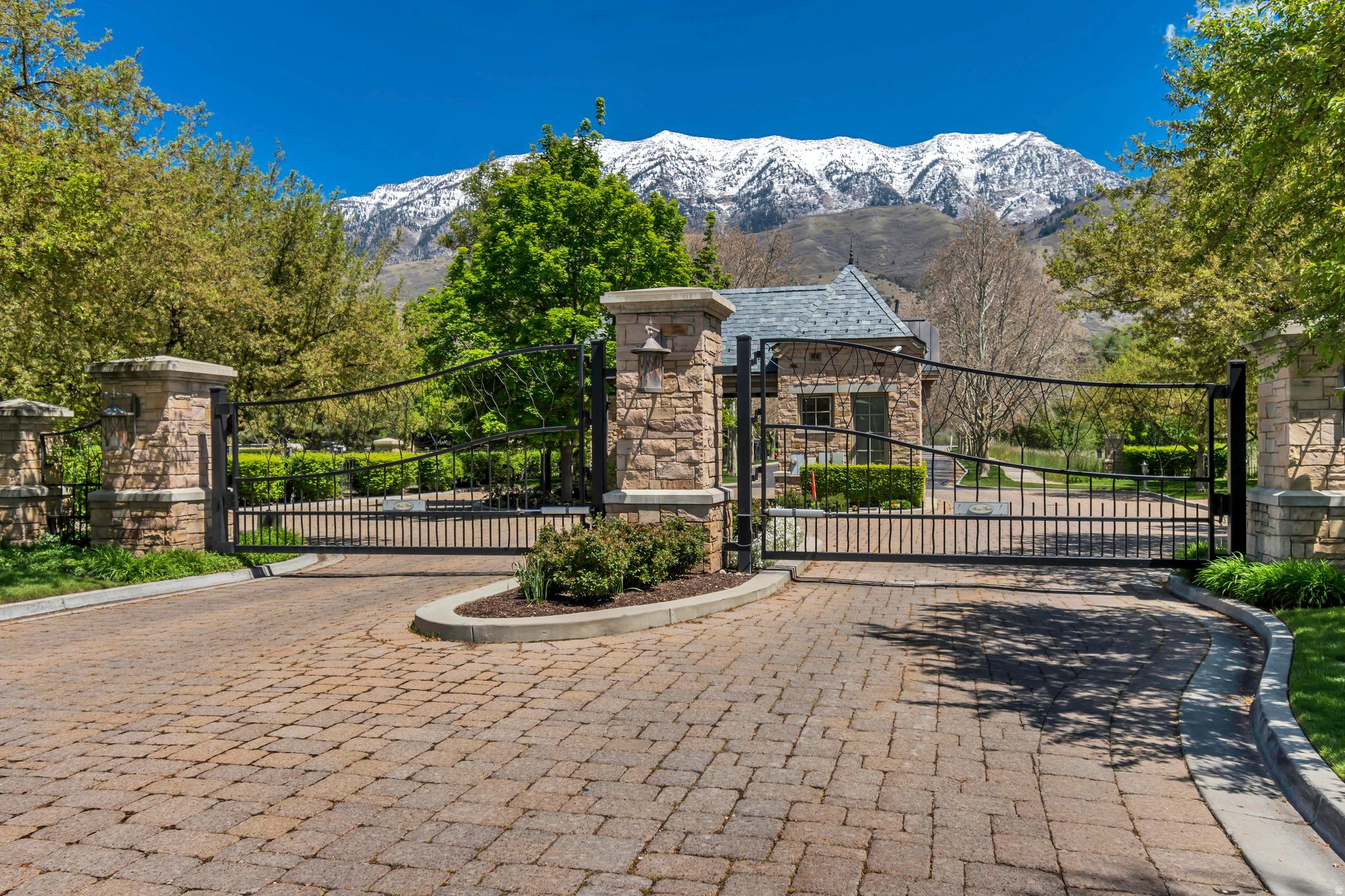 STONE GATE - Residential