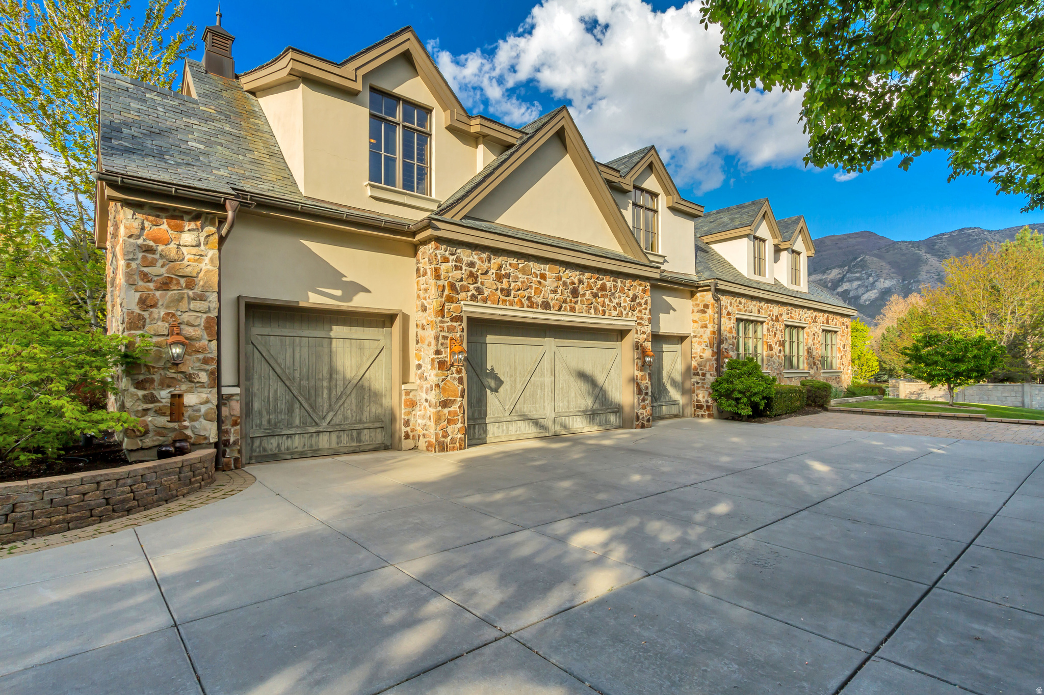 STONE GATE - Residential