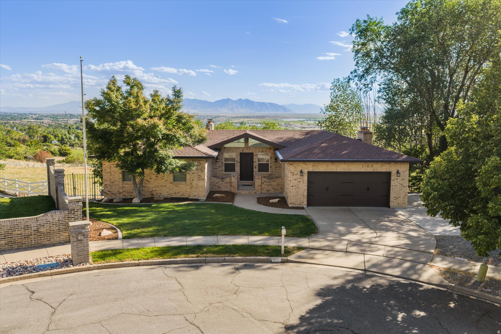 ROLLING HILLS - Residential