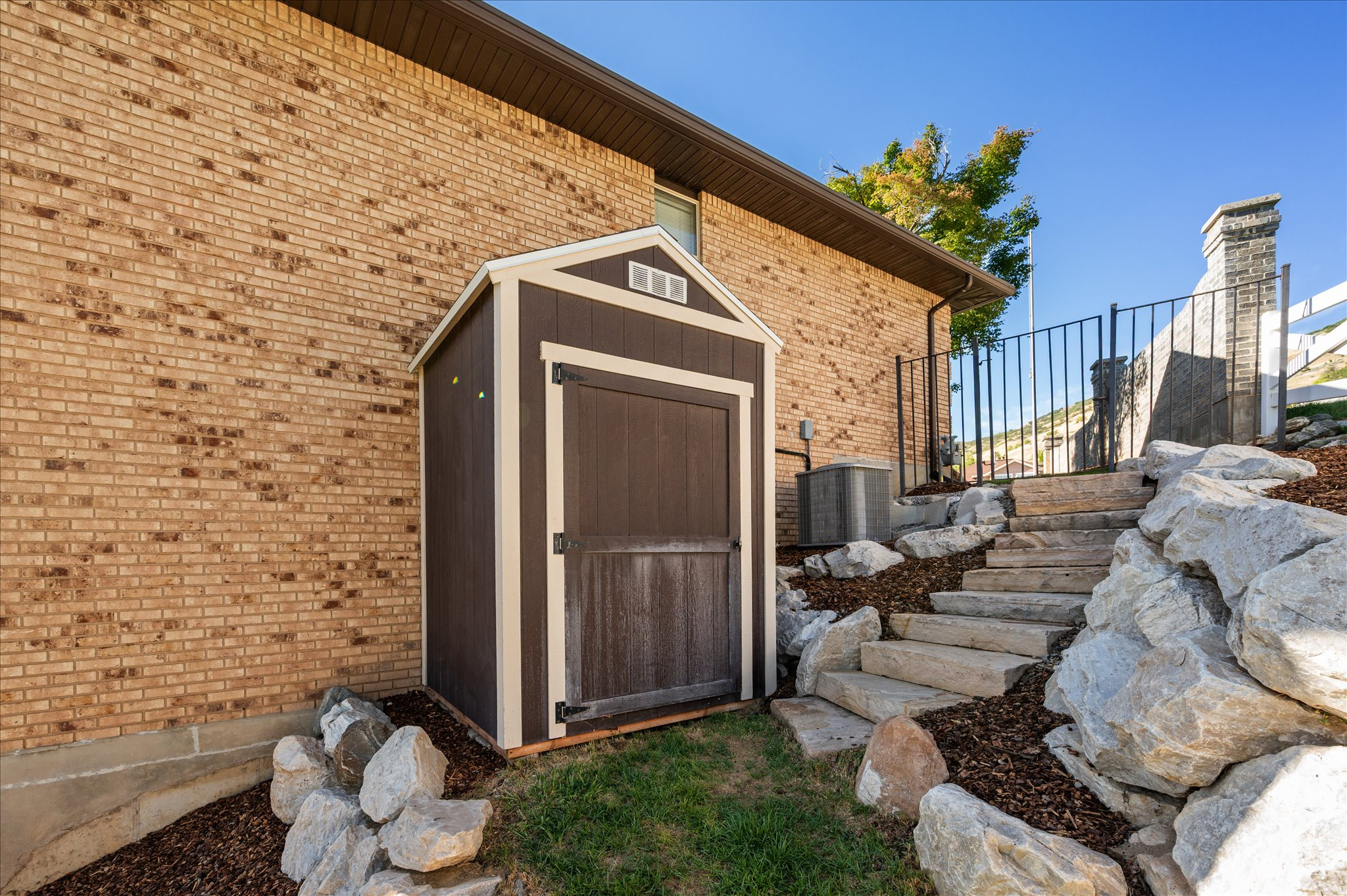 ROLLING HILLS - Residential