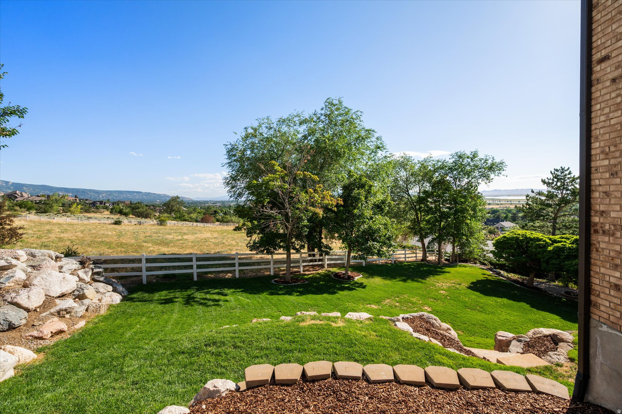 ROLLING HILLS - Residential