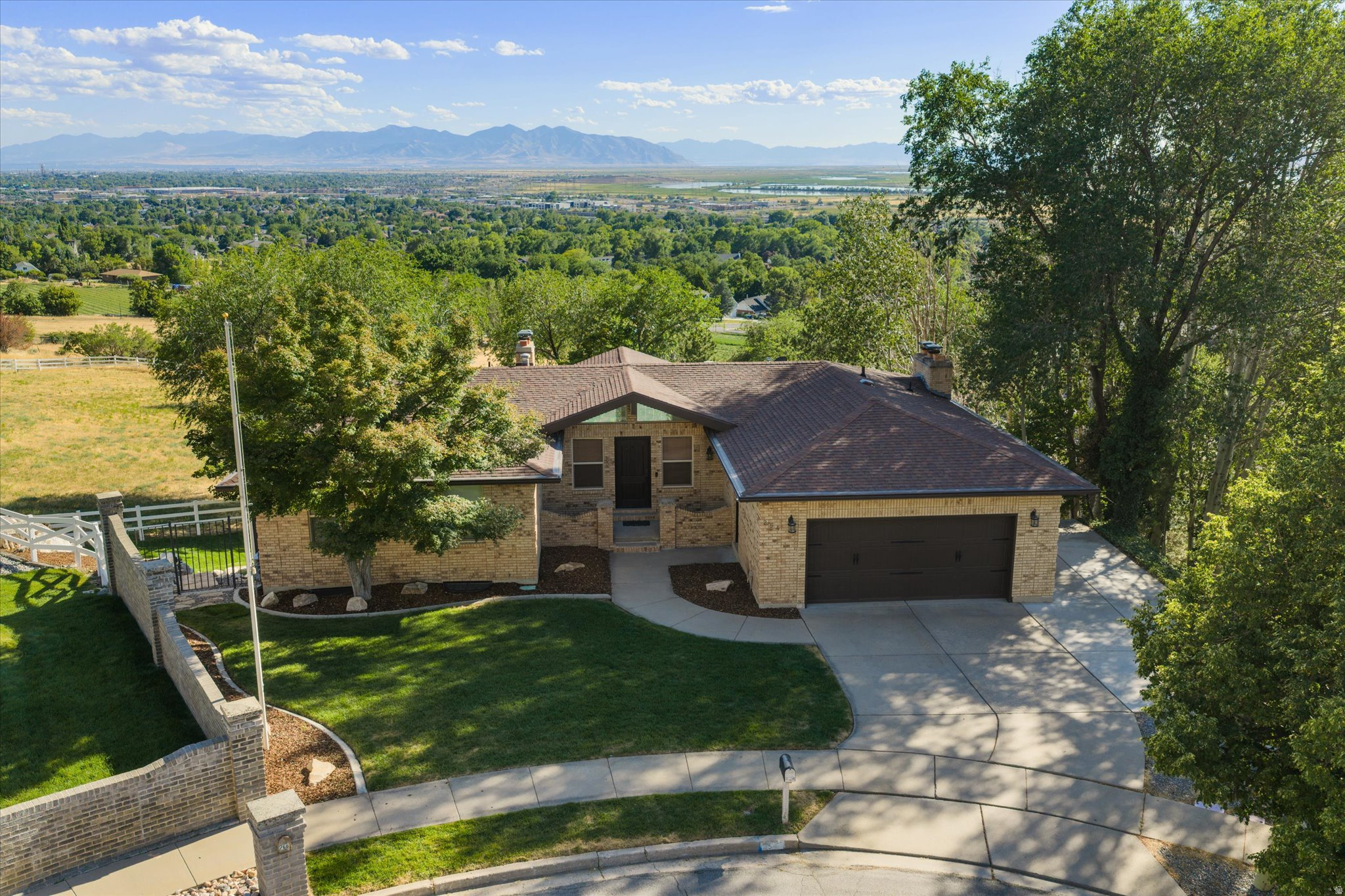 ROLLING HILLS - Residential