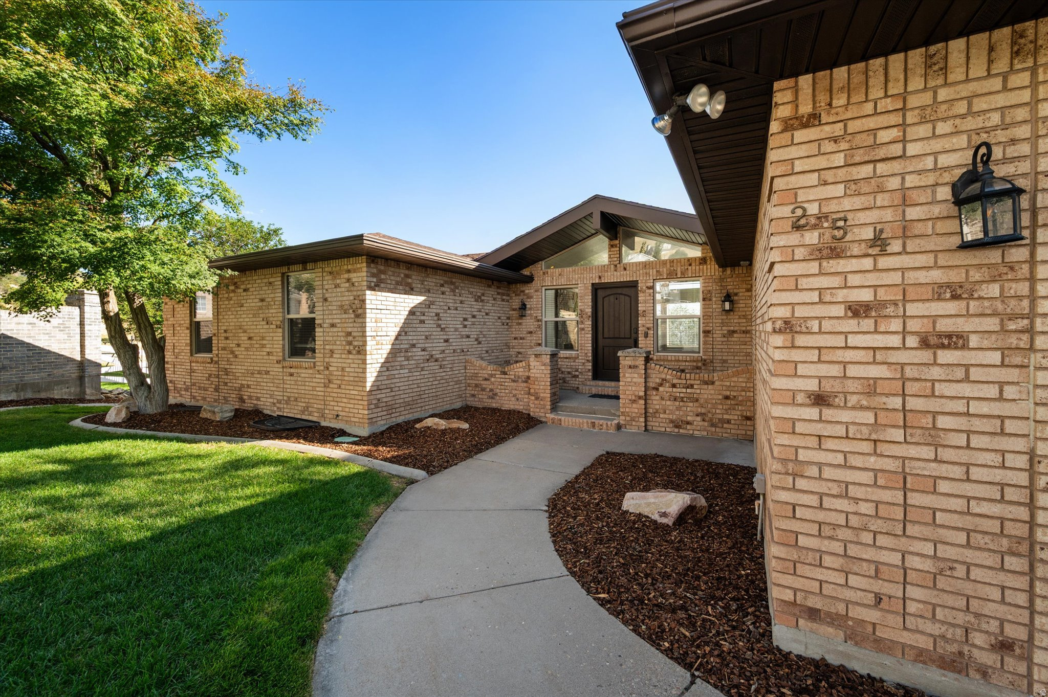 ROLLING HILLS - Residential