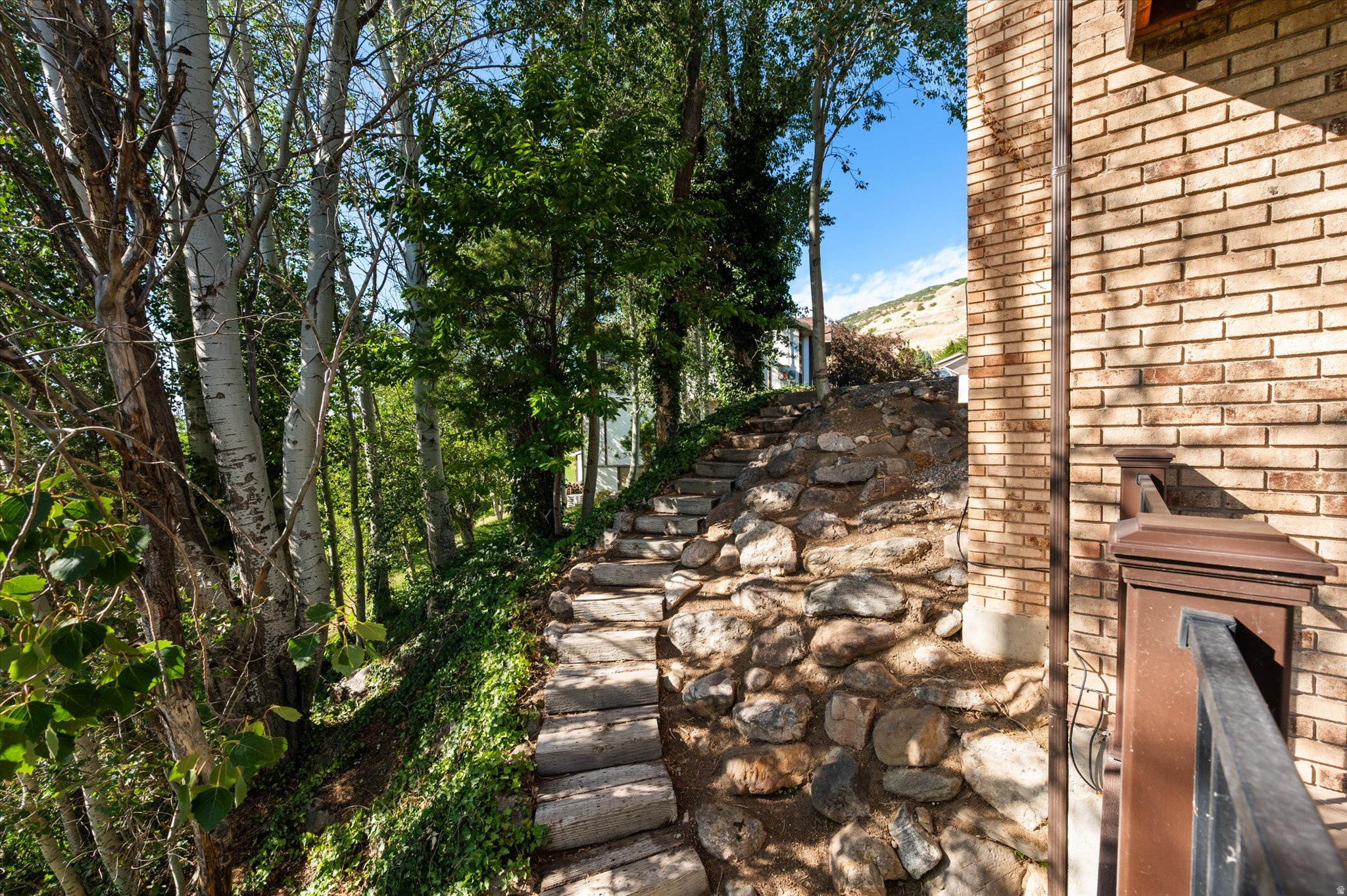 ROLLING HILLS - Residential