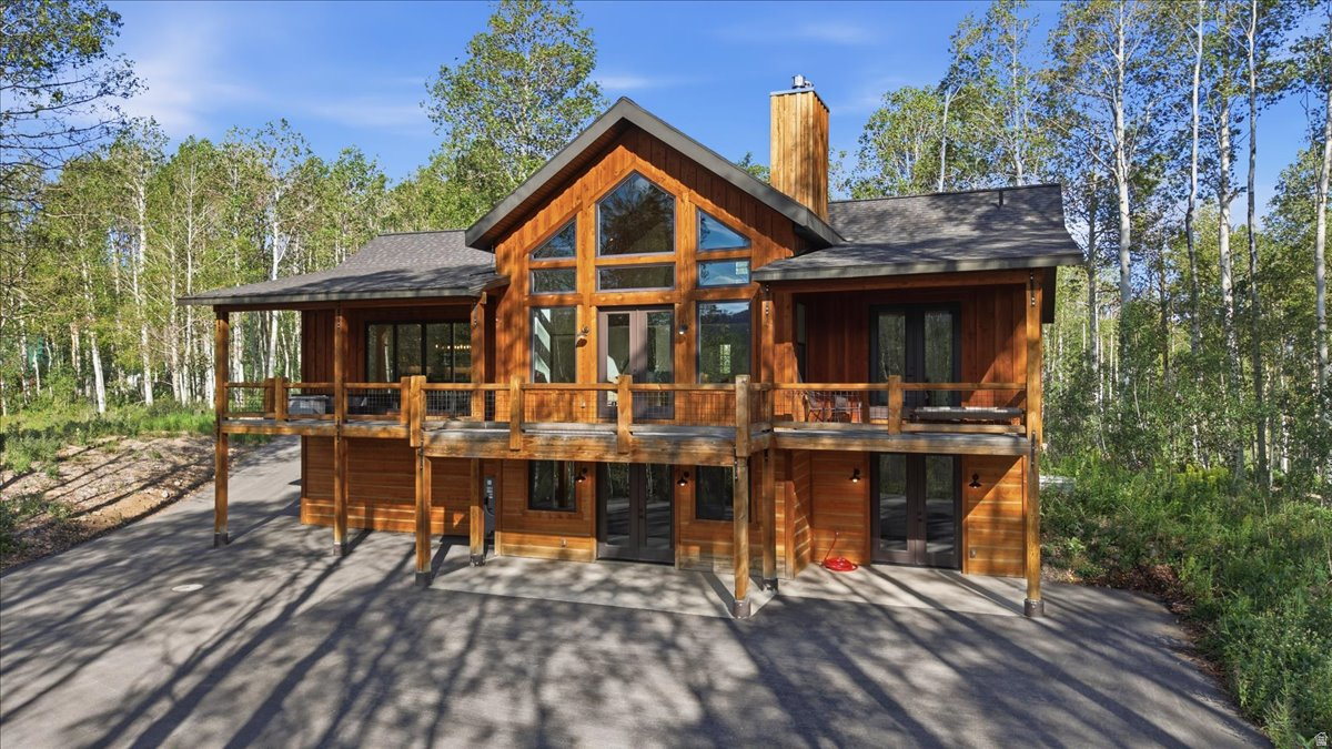 Great cabin on a perch above all the neighbors that includes two additional building lots giving you 1.85 acres of elbow room. All furnishings are included. Nice mountain views through the aspen trees from the covered decks and the vaulted great room that has exquisite natural light. Very modern and functional floor plan with fantastic finishes throughout. Asphalt driveway offers easy access with plenty of parking.