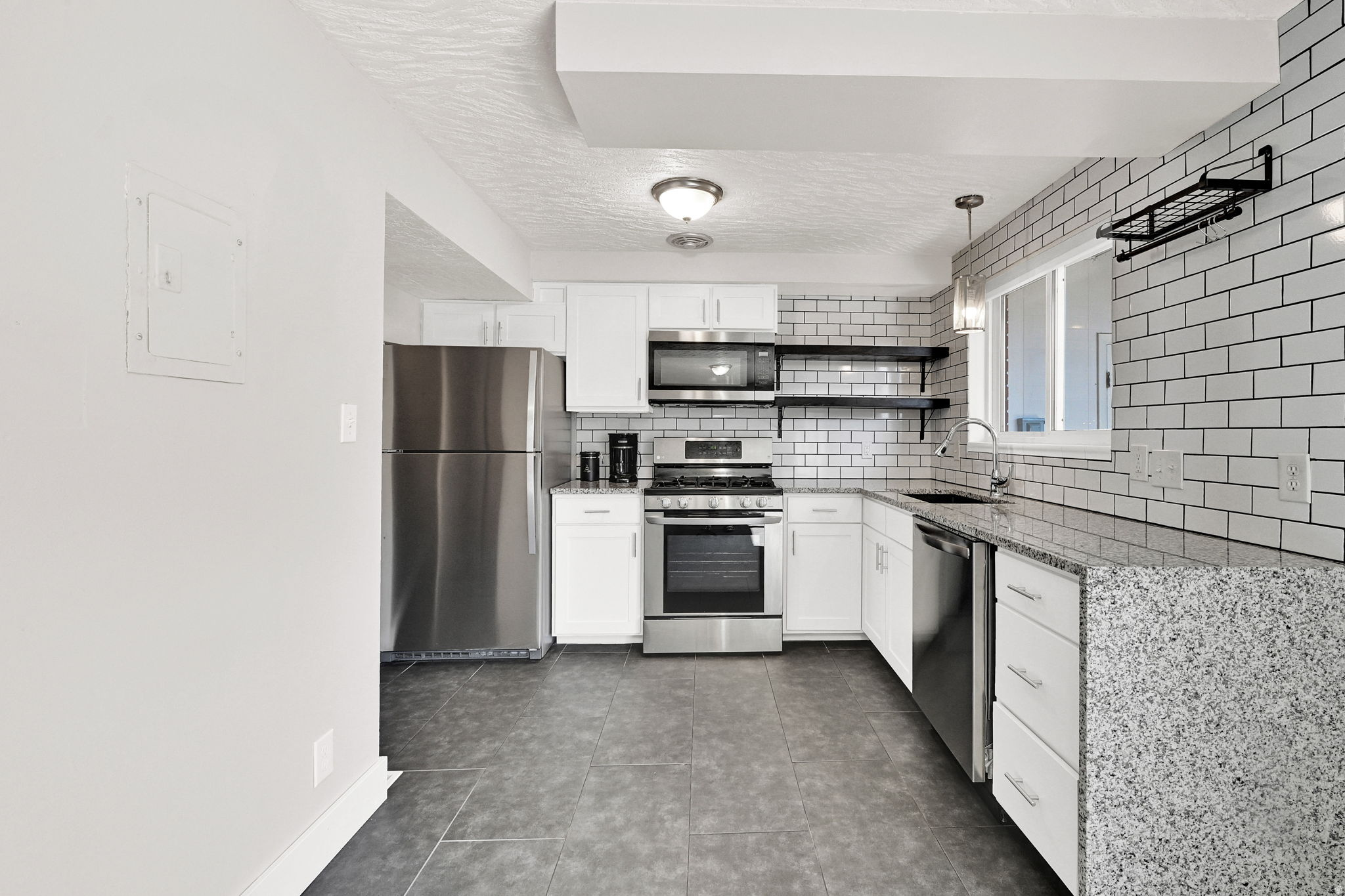 THE COUNTRY HILLS MA - Residential